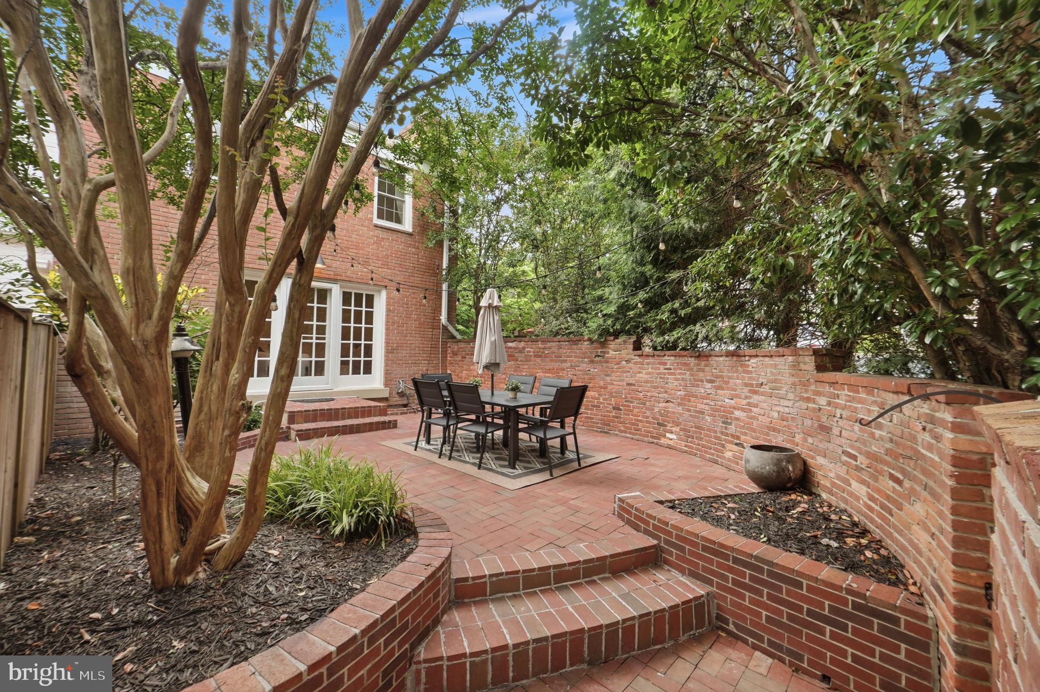 KINGS MANOR TOWNE HOUSES - Residential
