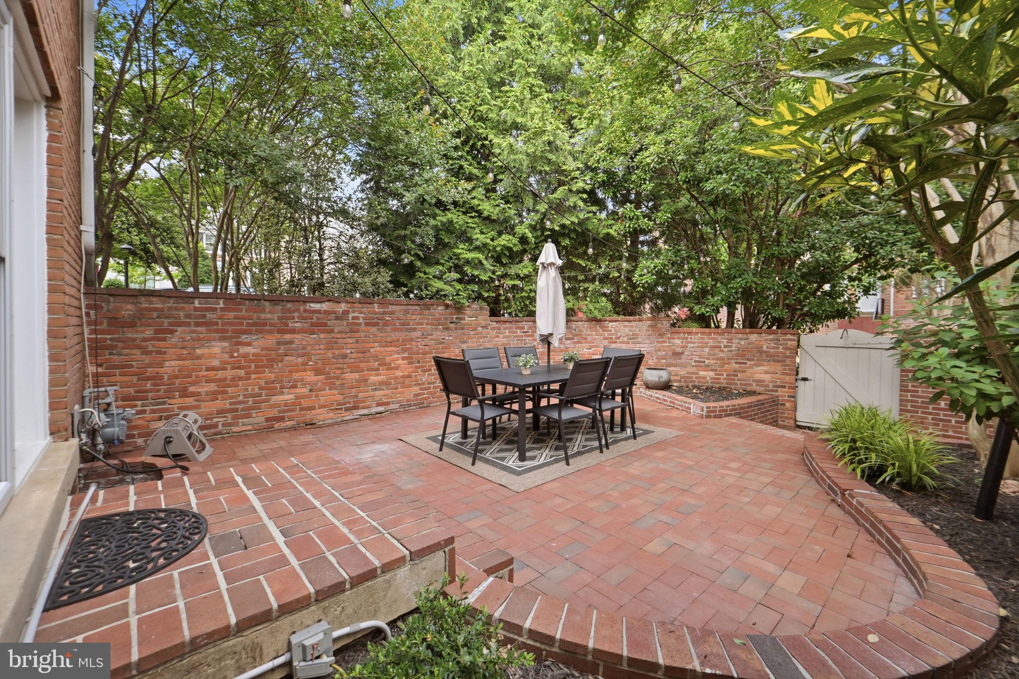 KINGS MANOR TOWNE HOUSES - Residential