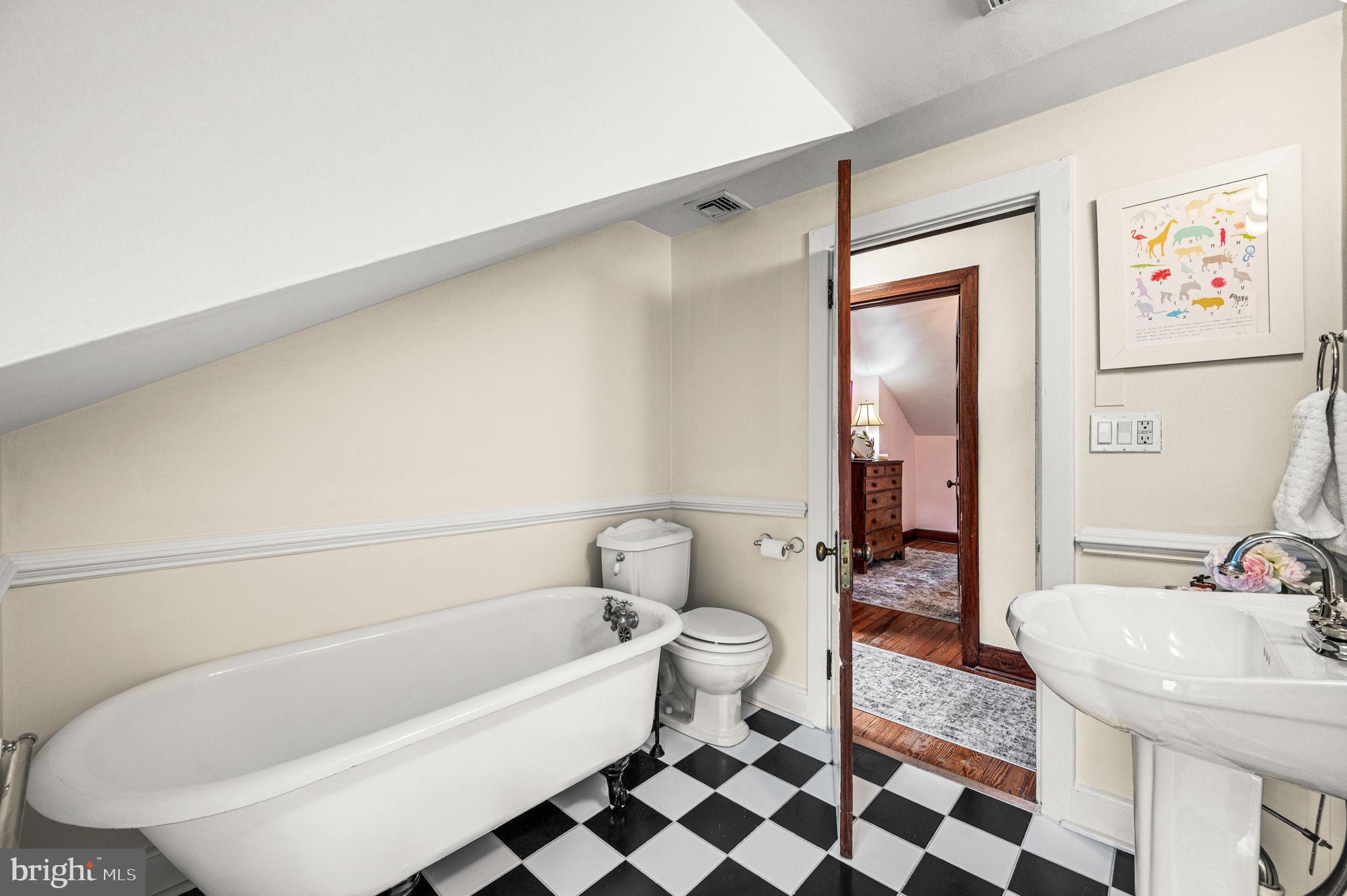 CHESTNUT HILL - Residential