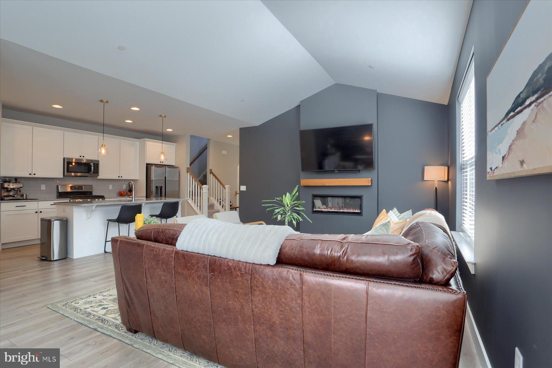 MADISON COURT - Residential