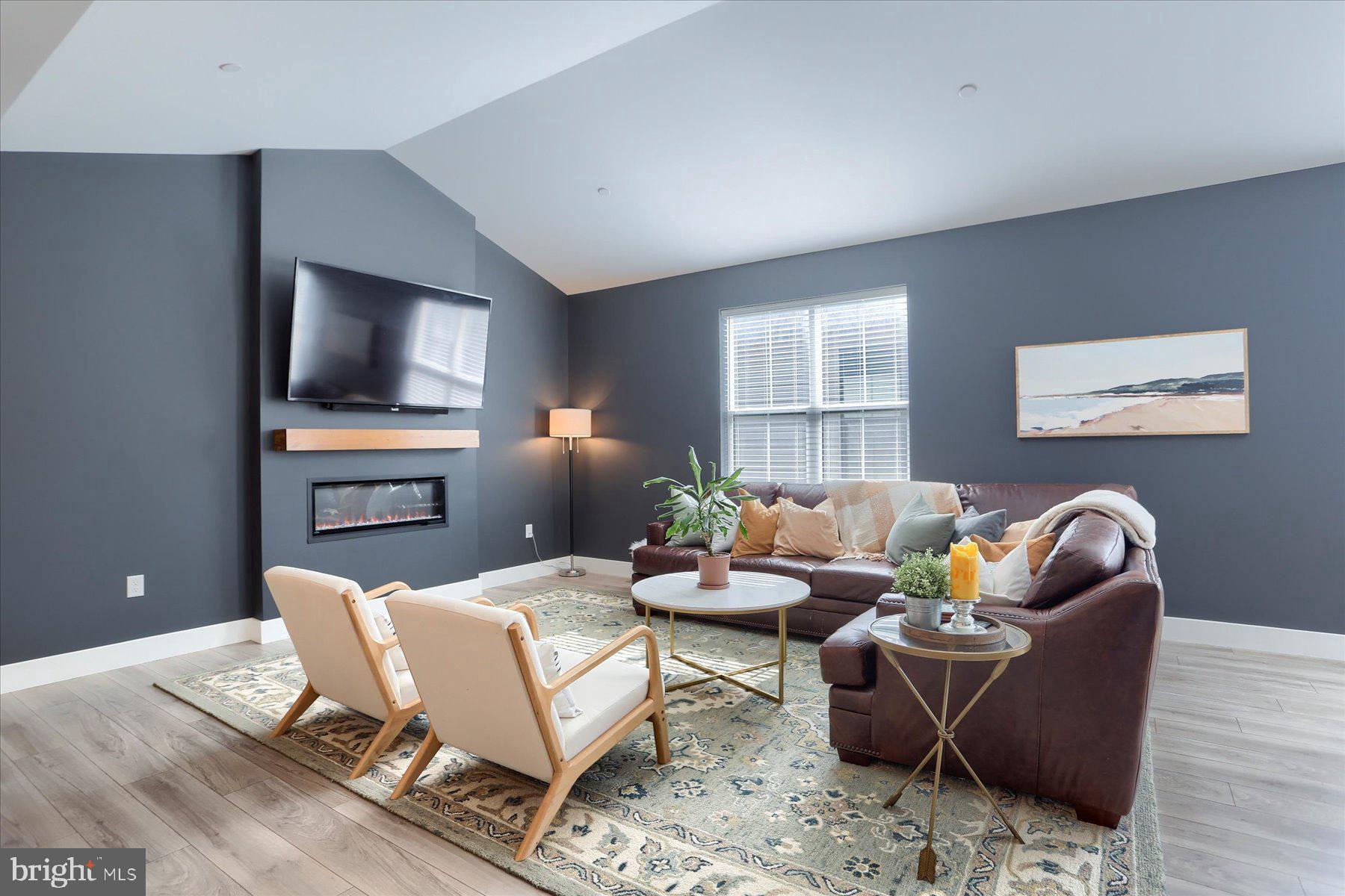 MADISON COURT - Residential