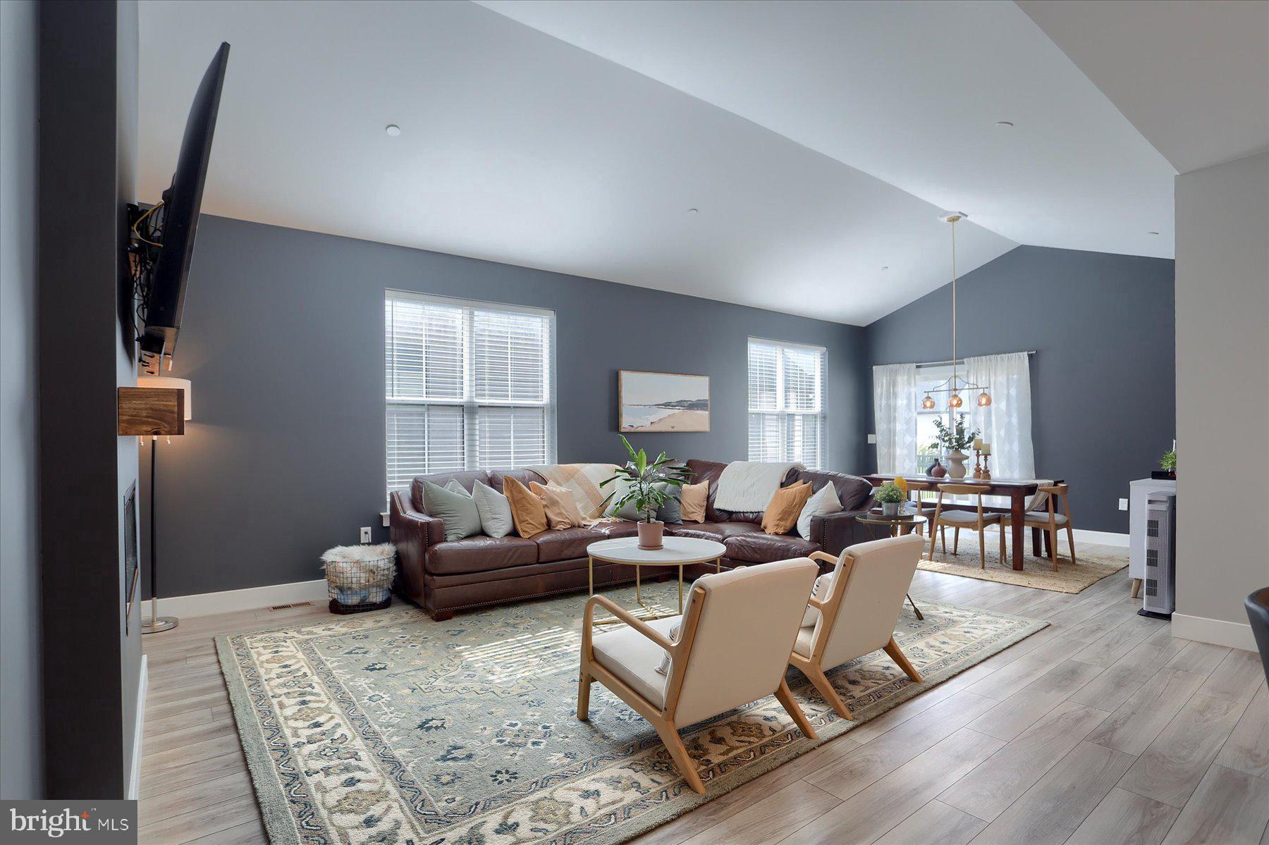 MADISON COURT - Residential
