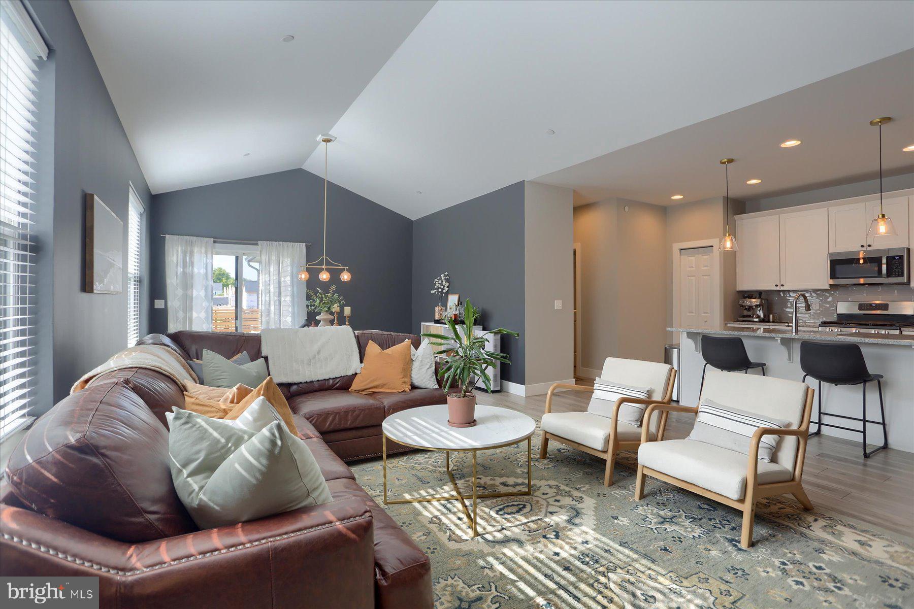 MADISON COURT - Residential