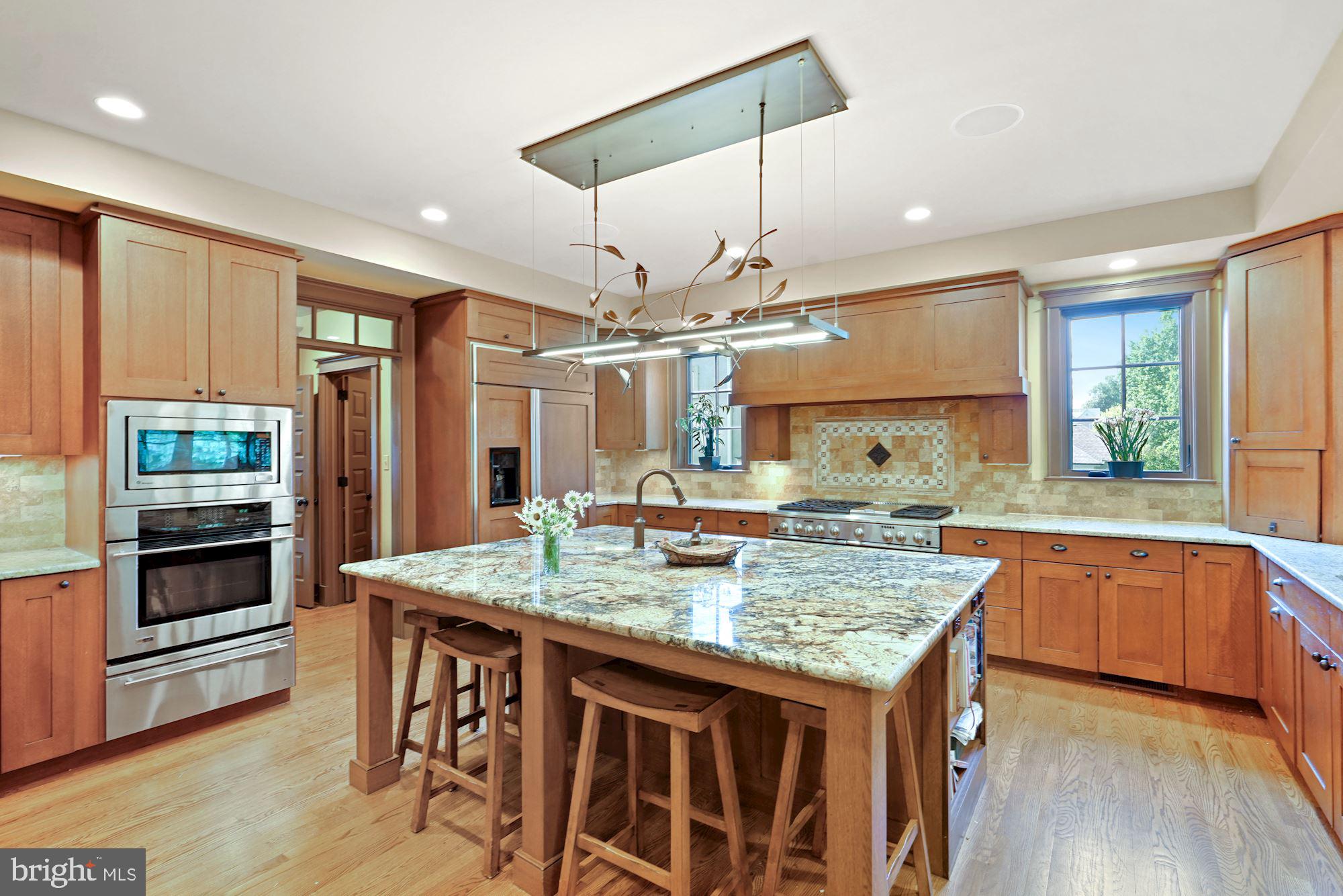 COUNTRY CLUB MANOR - Residential