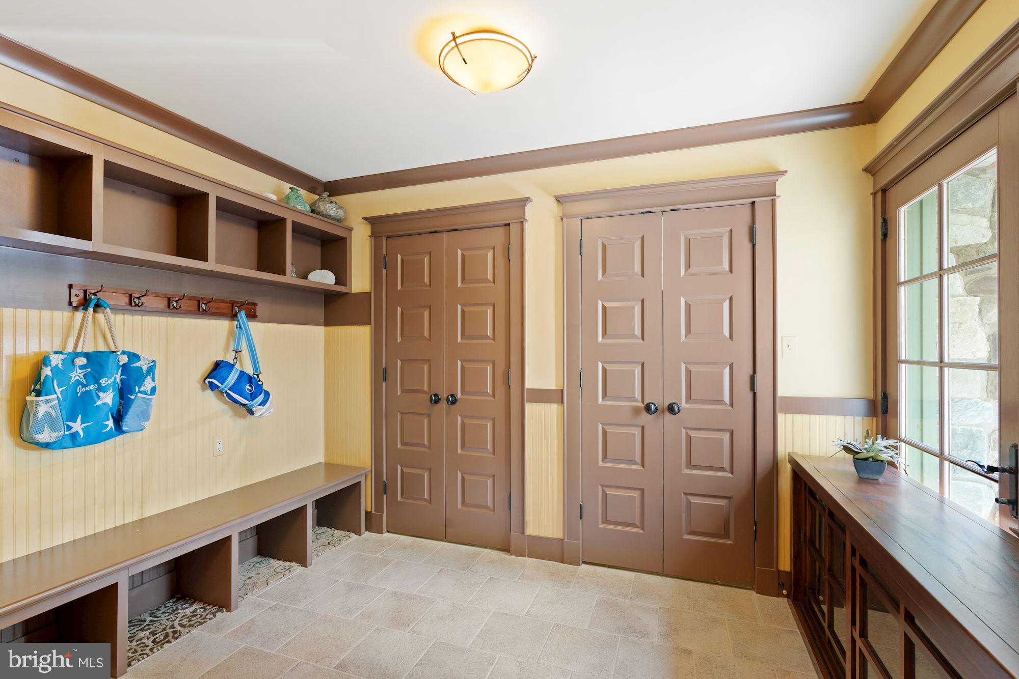 COUNTRY CLUB MANOR - Residential