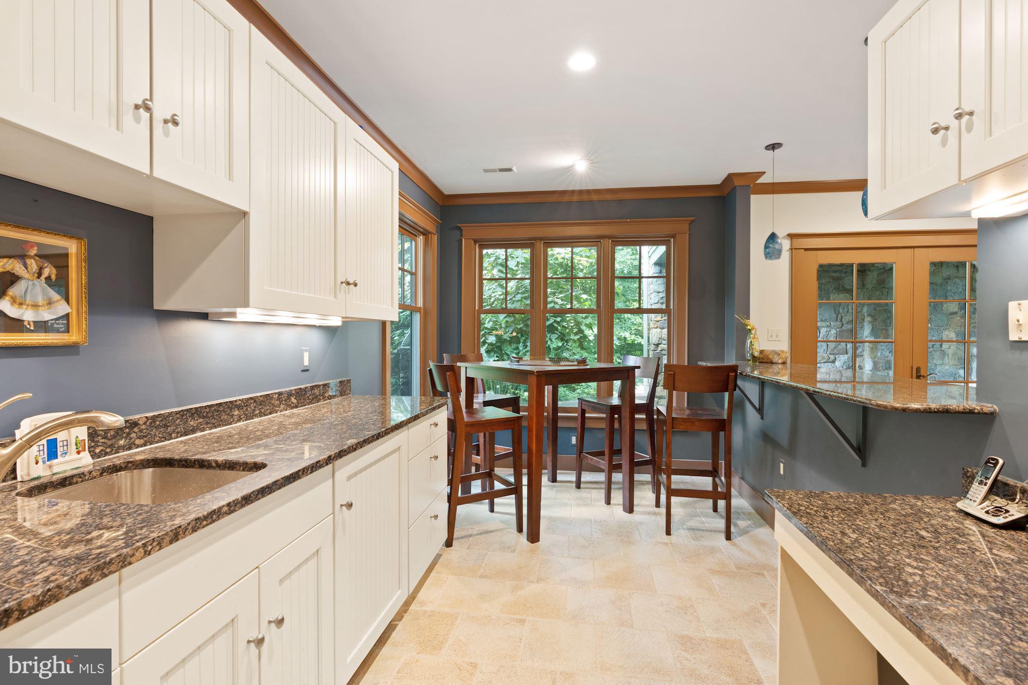 COUNTRY CLUB MANOR - Residential