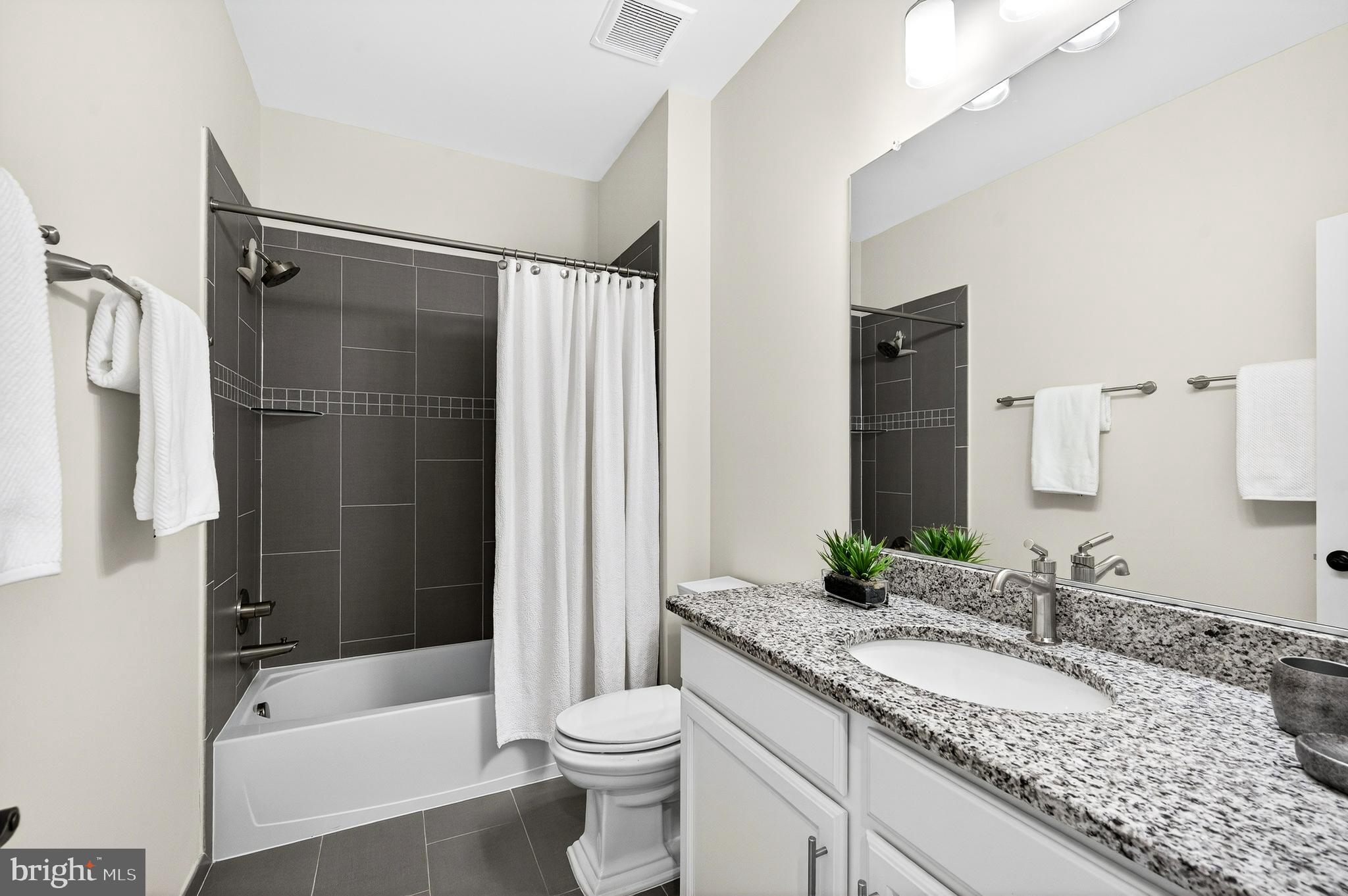 CADENCE ON CENTER - Residential