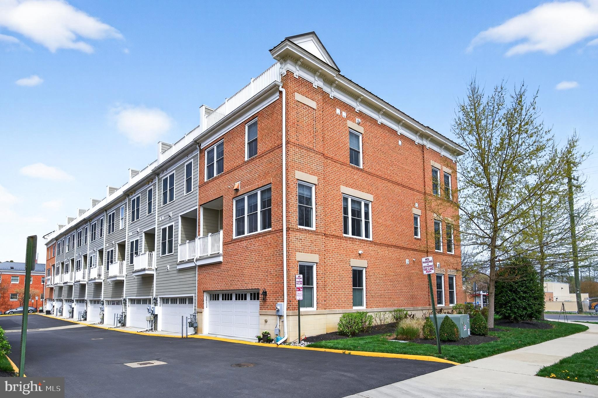 CADENCE ON CENTER - Residential