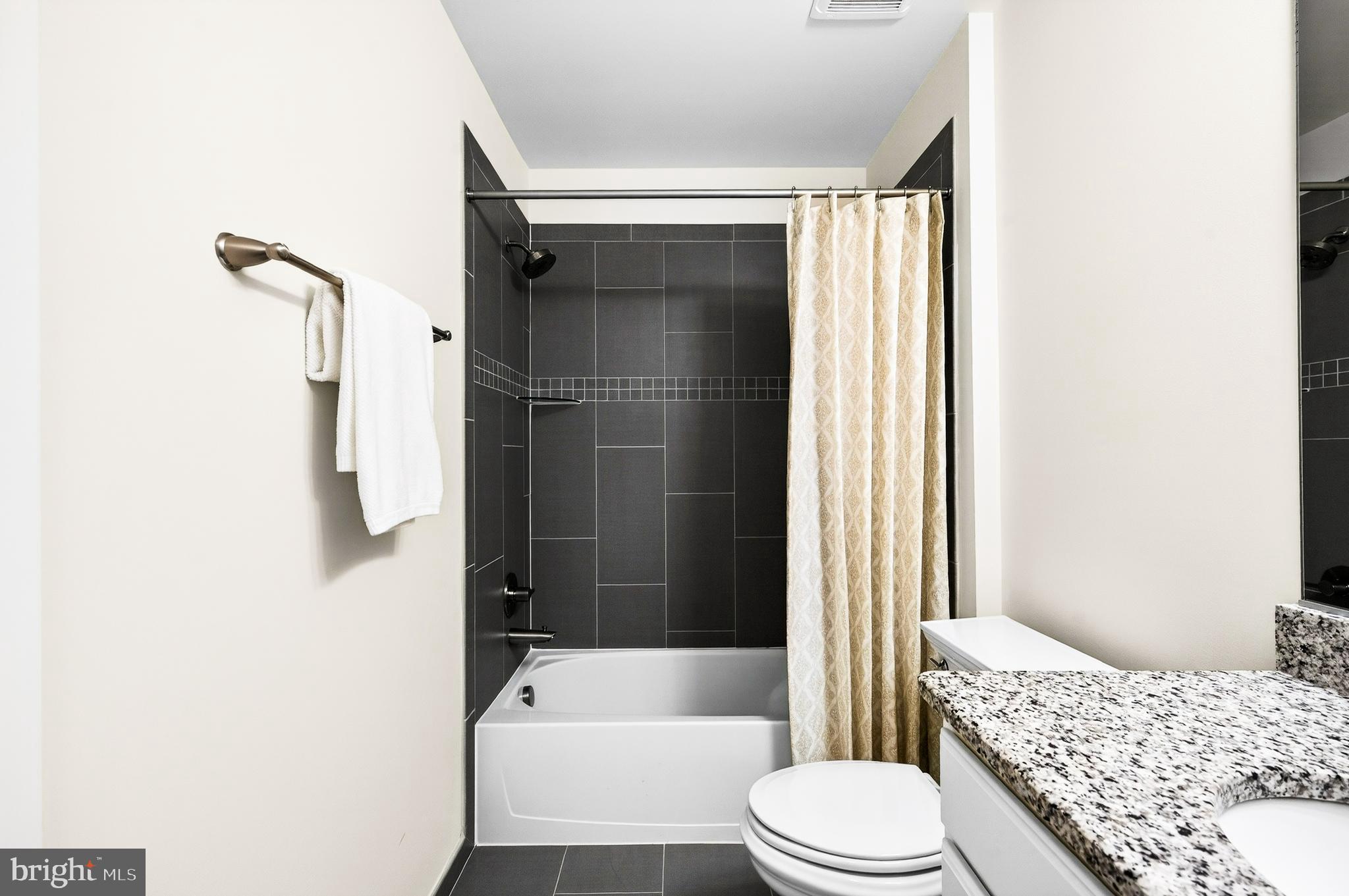 CADENCE ON CENTER - Residential