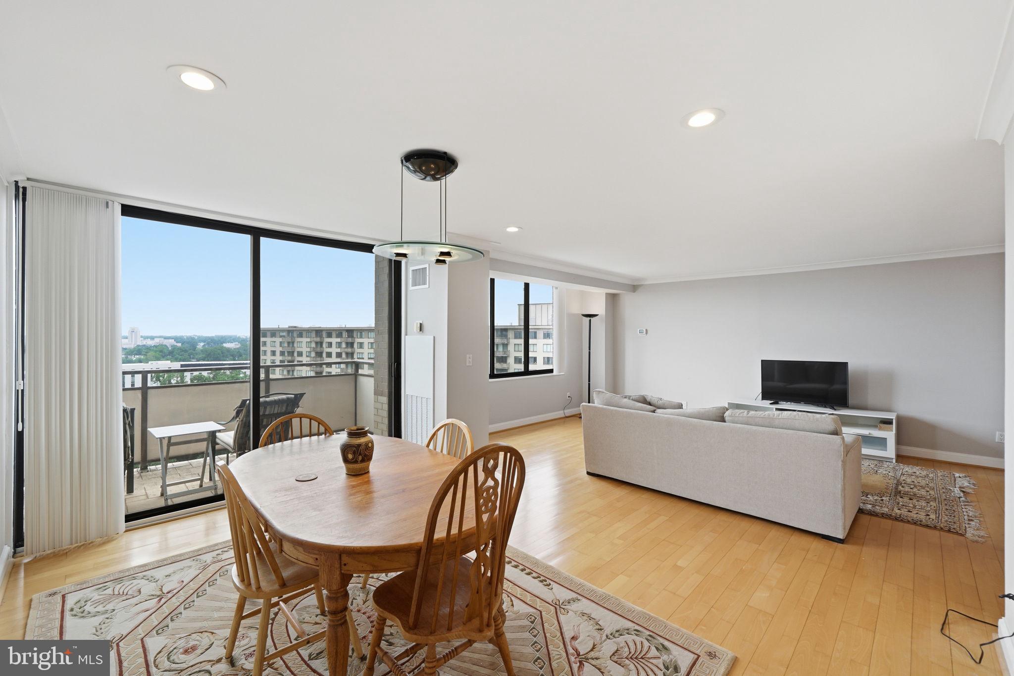 PROMENADE TOWERS - Residential