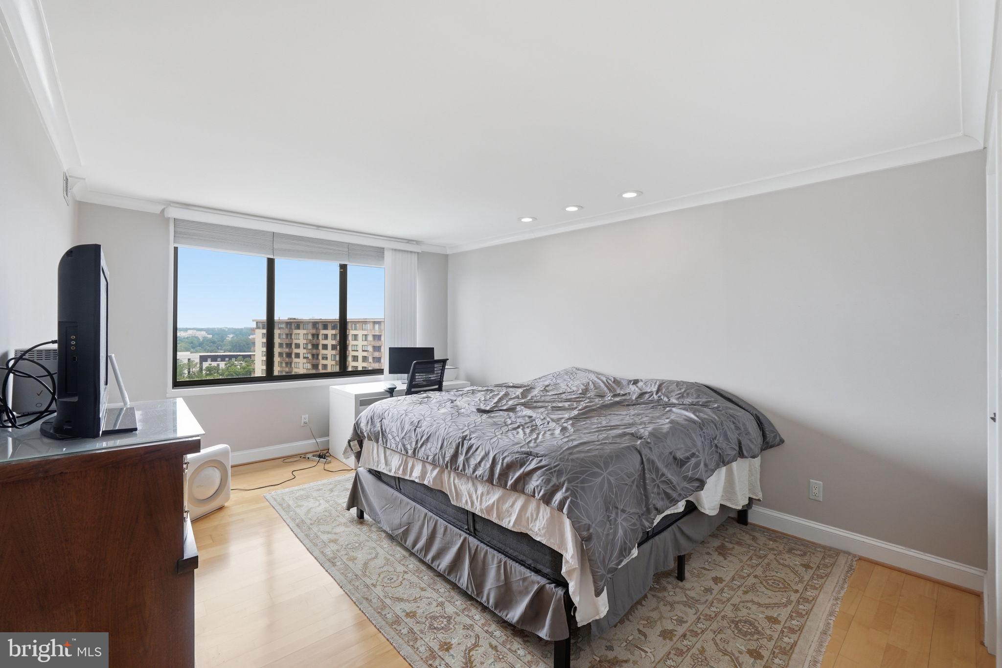 PROMENADE TOWERS - Residential