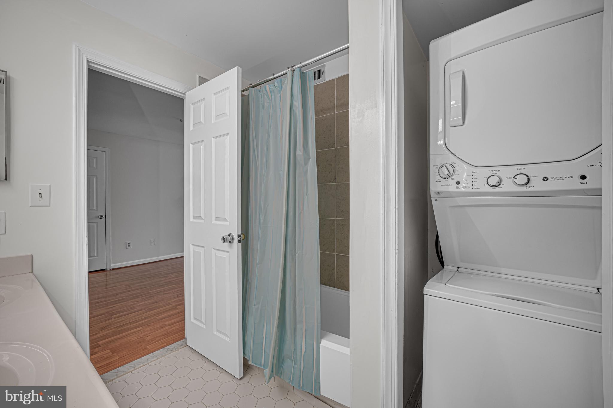 VISTAS AT WASHINGTONIAN WOODS - Residential