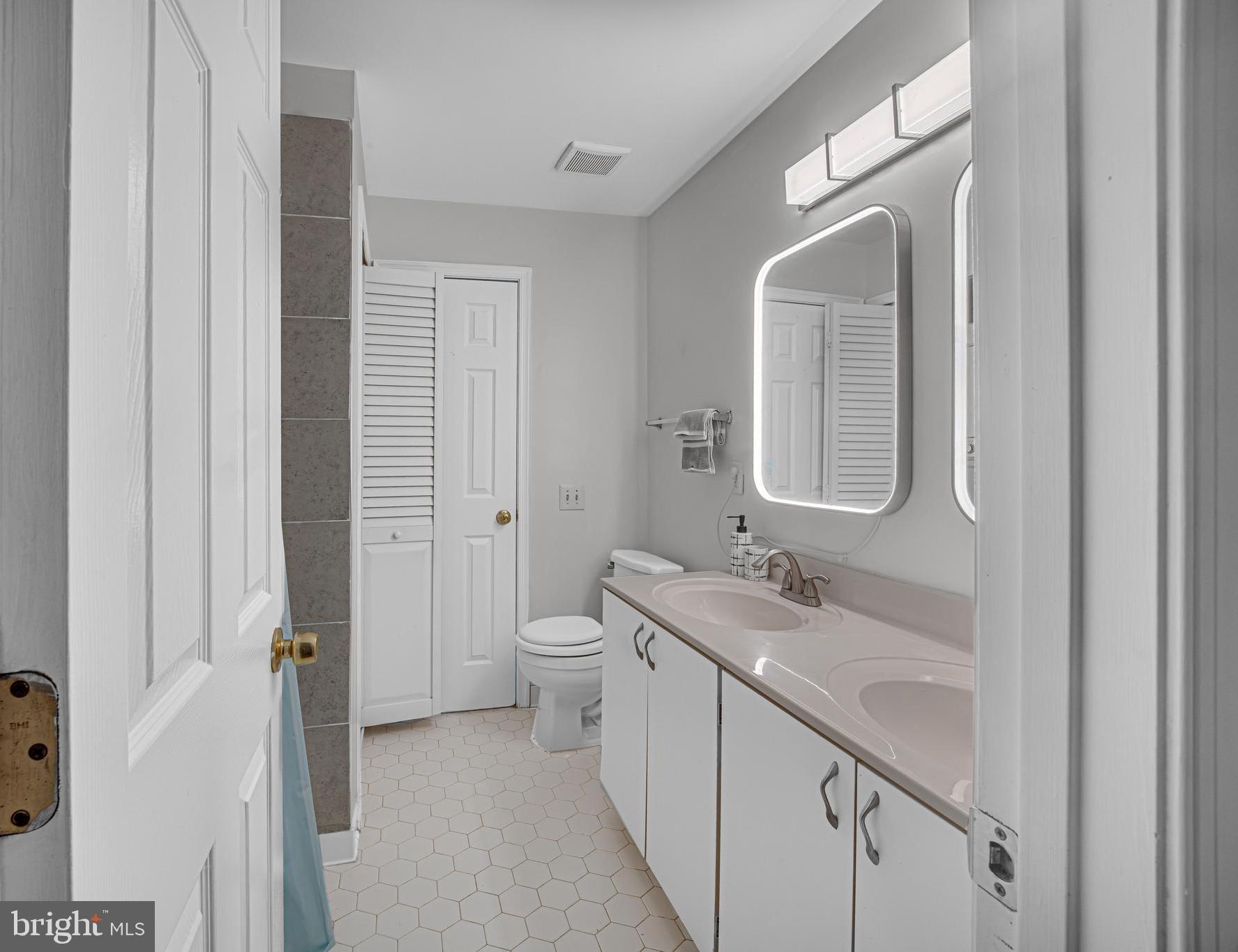 VISTAS AT WASHINGTONIAN WOODS - Residential