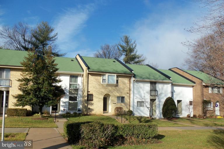 Active Adult community 55+. Spacious 2BR+2.5 BA condo/townhome. 2-master suites on upper level, both w/ private baths. Full-sized washer/dryer. Patio w/outside storage shed. Low-No Maintenance. Short stroll to supermarket, clubhouse, restaurants, banks, post office, pools, golf & MORE. Utilities included in the rent. $40.00 app fee (per person) & GCAAR app. Tenant pays $100 move-in fee to LW.