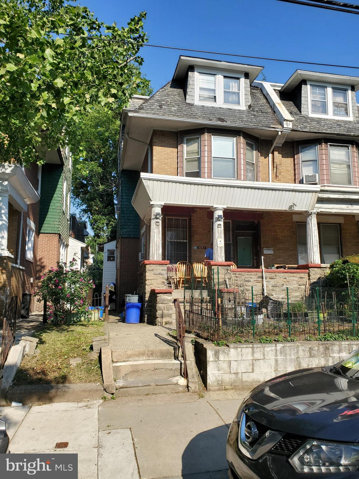 A triplex. 1st floor: $575 monthly rent. 2nd fl: $575 monthly rent. 3rd fl: Vacant.