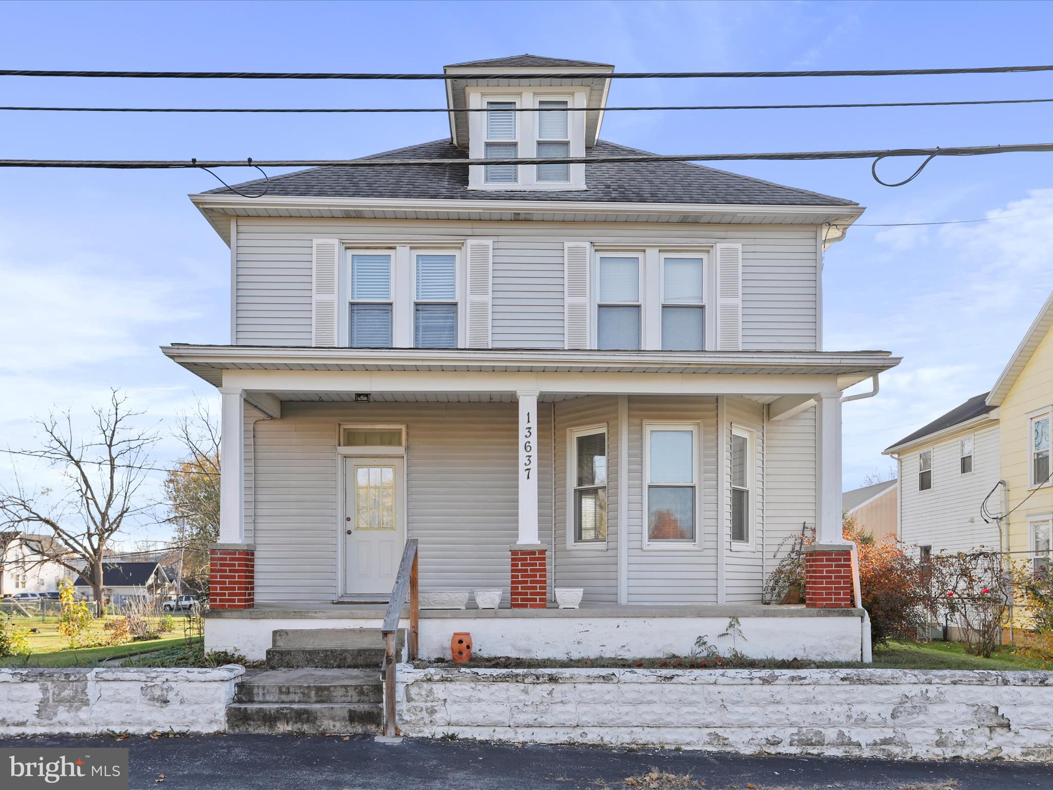 MAUGANSVILLE - Residential