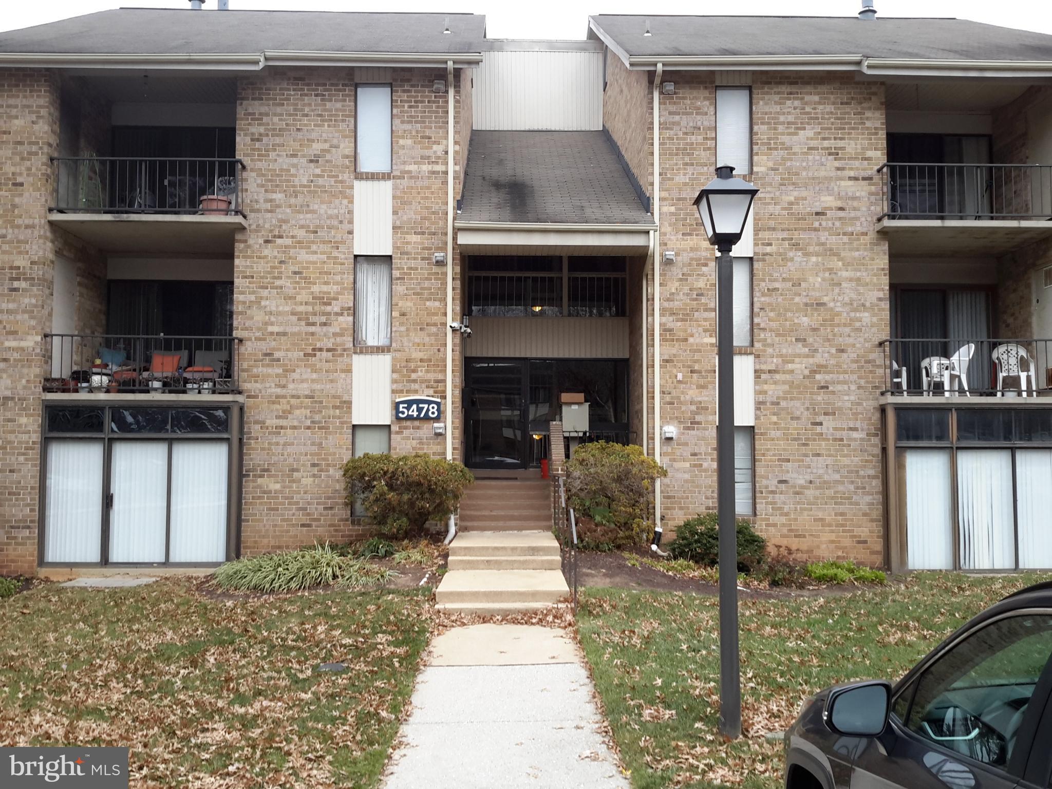 Well maintained 1 Bedroom 1 Bath Condo within Walking Distance to Shopping, Dining, Hospital and Public Transportation! Gleaming Floors, Maple Kitchen w/Stainless Steel Appliances, Full size stackable Washer and Dryer & More! Sunroom allows loads of sunlight to fill this great unit. Utilities are not included.
