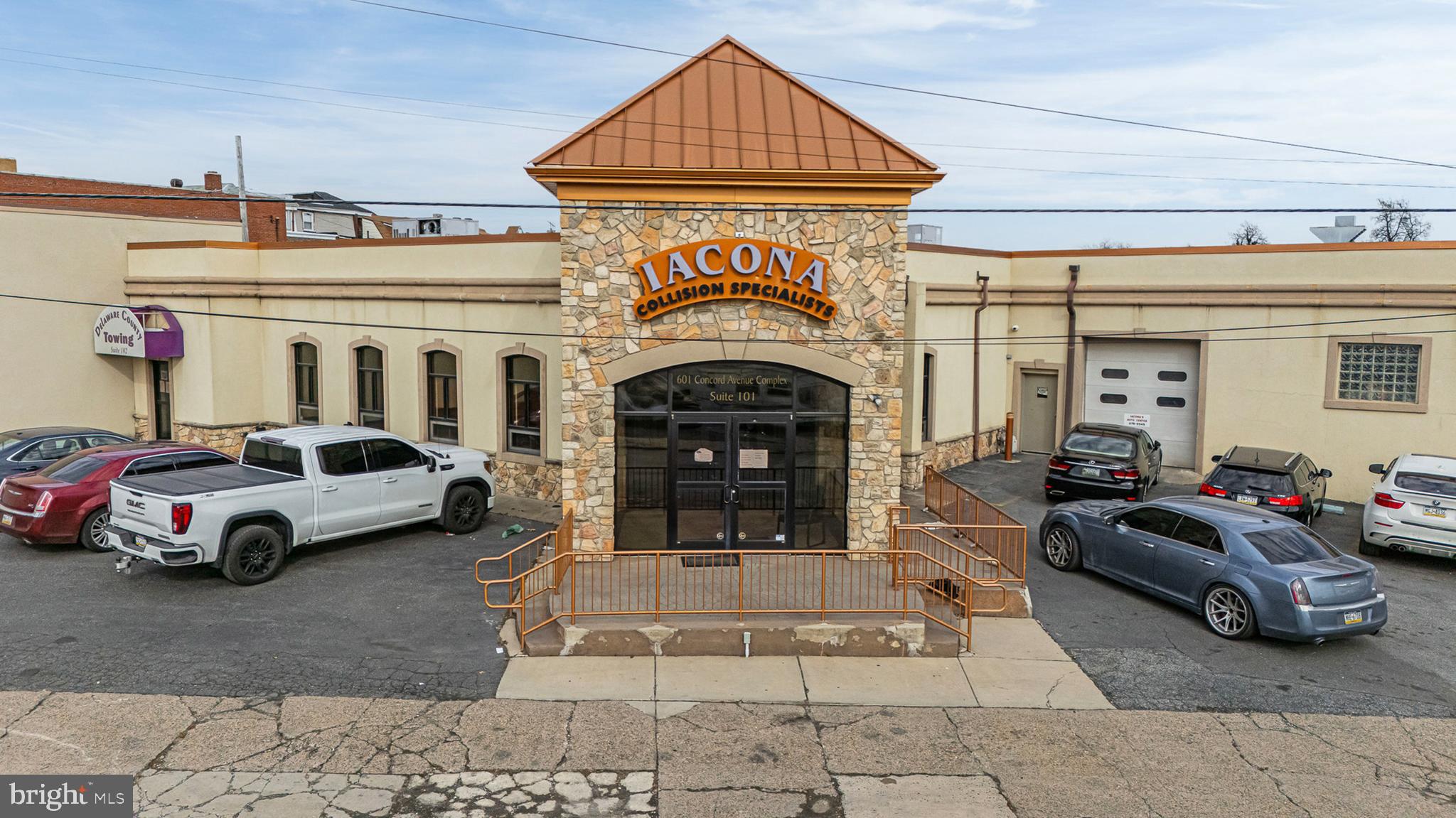 Main image without alt text