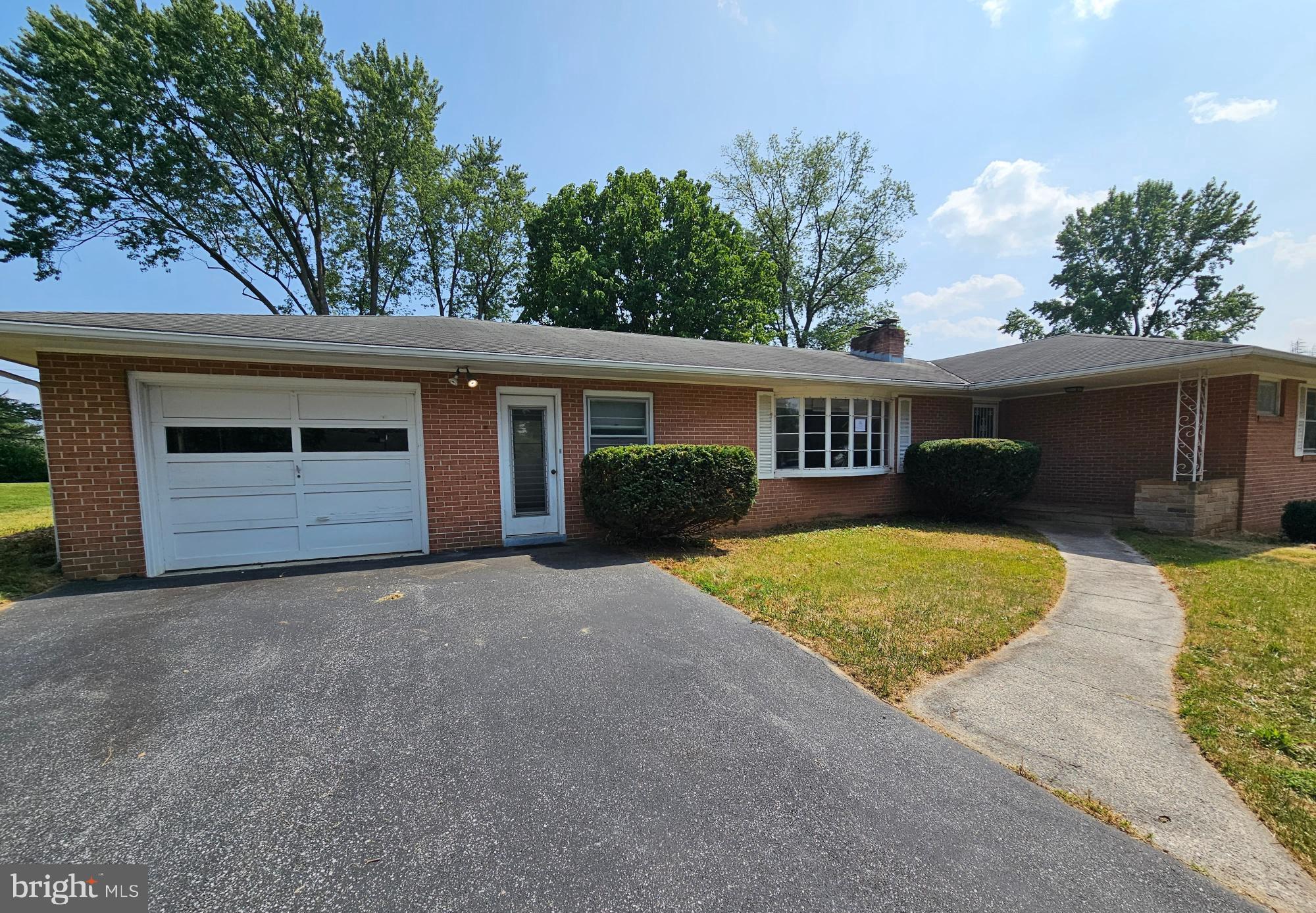 Multiple offers. Highest & Best Due by 12/28/2023 01:00 PM CST
Spacious brick rancher with 3 beds, 2.5 baths.  One car attached garage, breezeway, large living room, kitchen, dining area, and tons of space in the basement.  
Buyer to verify all utilities and property information.  Property was built prior to 1978, lead based paint potentially exists.
