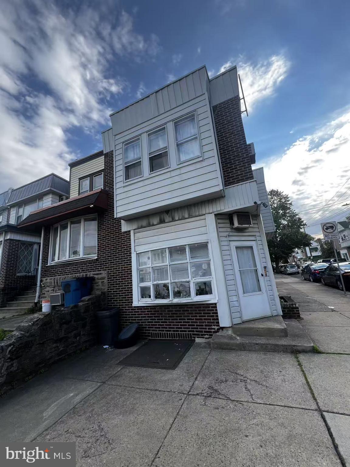 Large single‑side row house. Very close to Hengfa Asian Supermarket (2 blocks away), convenience store directly across the street. School and Pharmacy are all walking distance