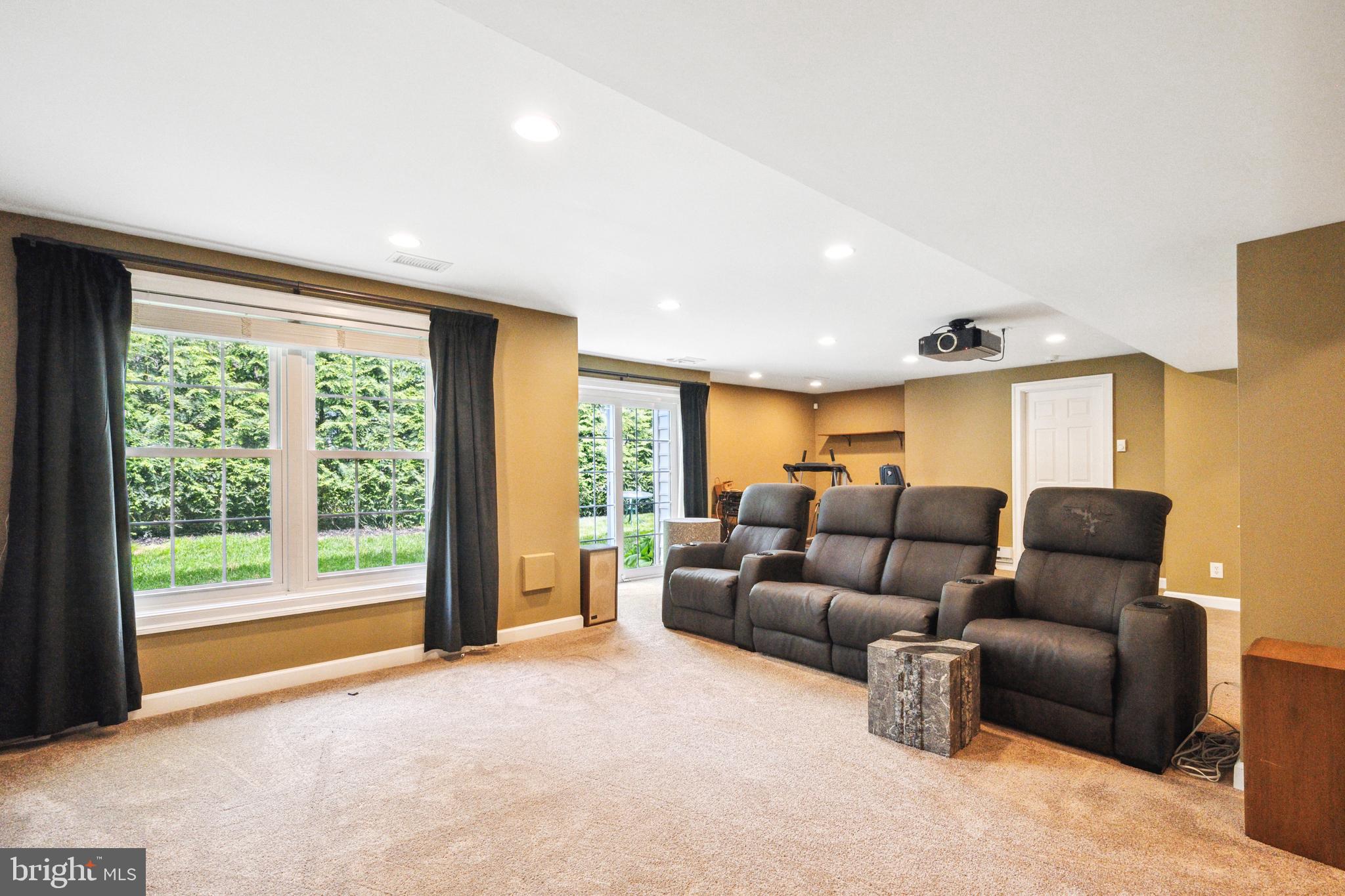 COURTHOUSE OAKS - Residential