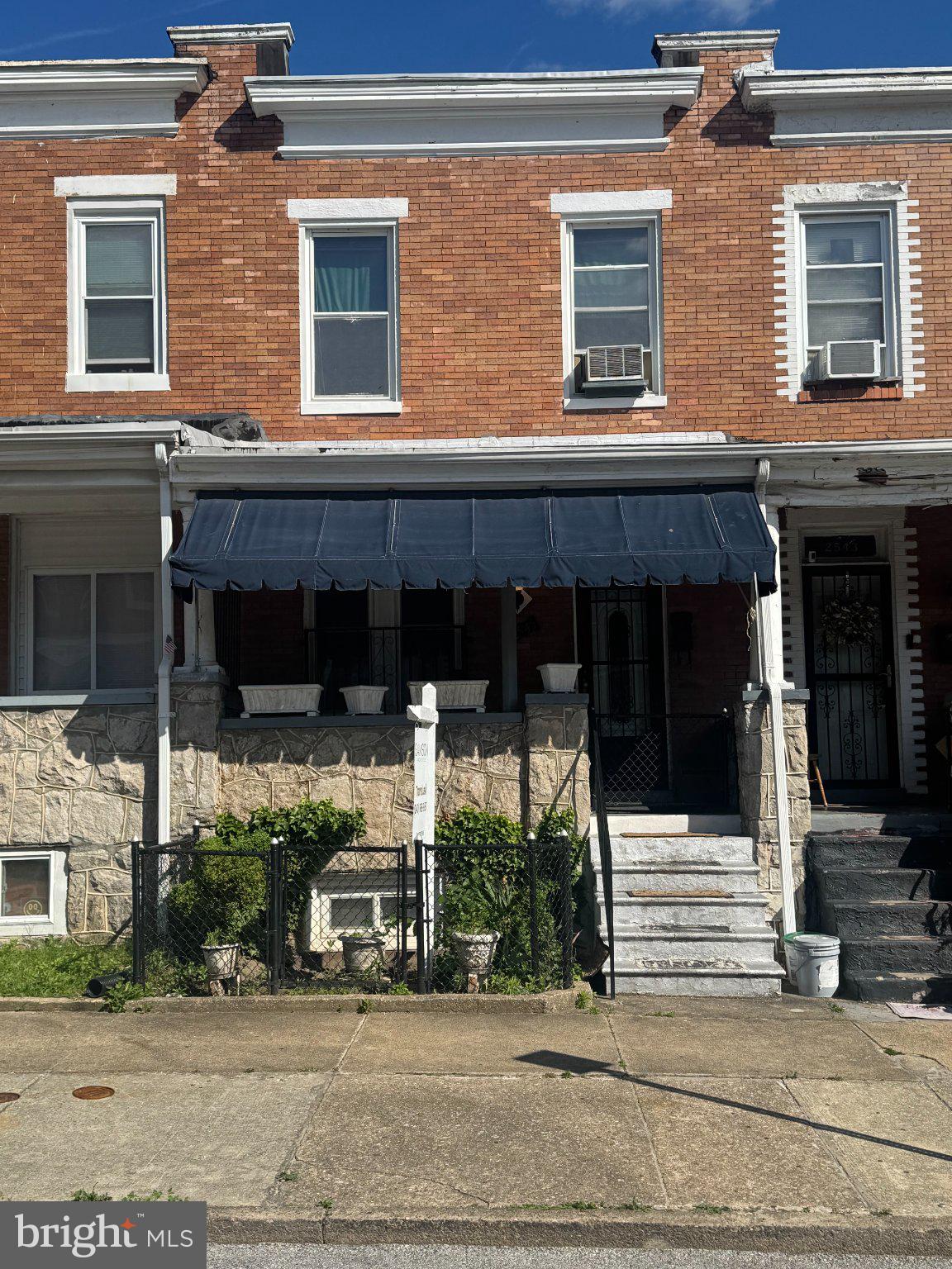 Don’t miss this prime investment opportunity in the sought-after Homestead-Montabella area. This three-bedroom, one-and-a-half-bath home offers strong rental potential or a solid flip opportunity. With a bright, flexible layout, a fenced backyard, and a prime central location near parks, shops, and major transport, this property is a savvy addition to any investor’s portfolio
