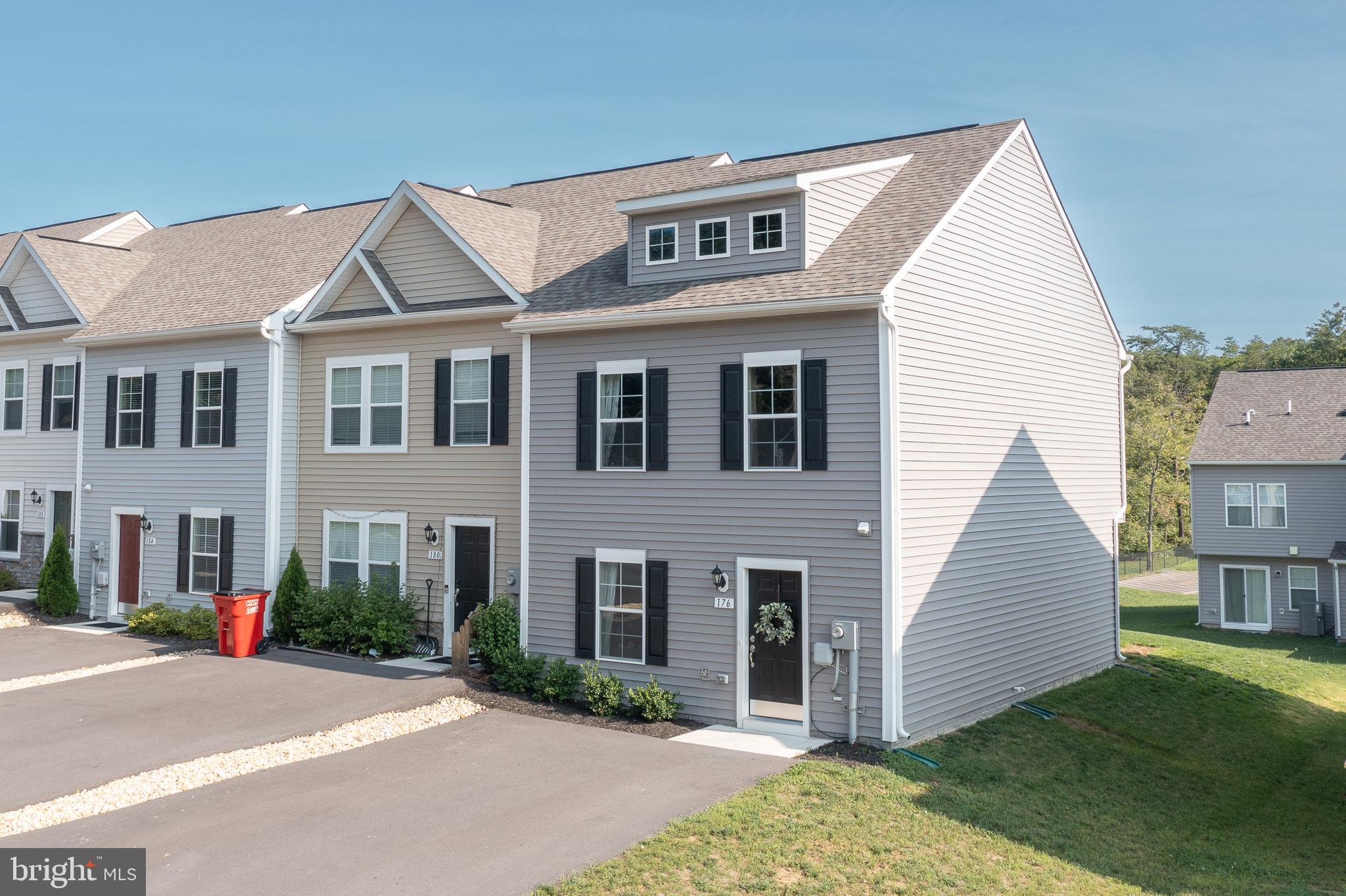 WHISPERING PINES - Residential