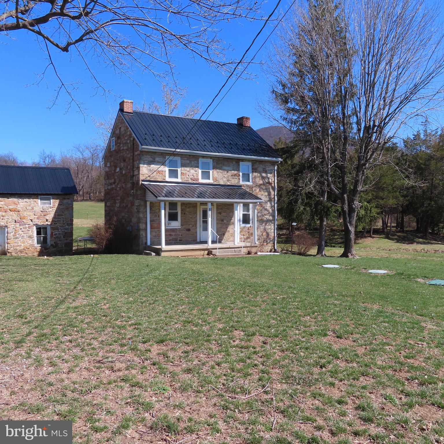 Recently updated 1 bedroom 1 bath detached home.  New Flooring and Paint.
