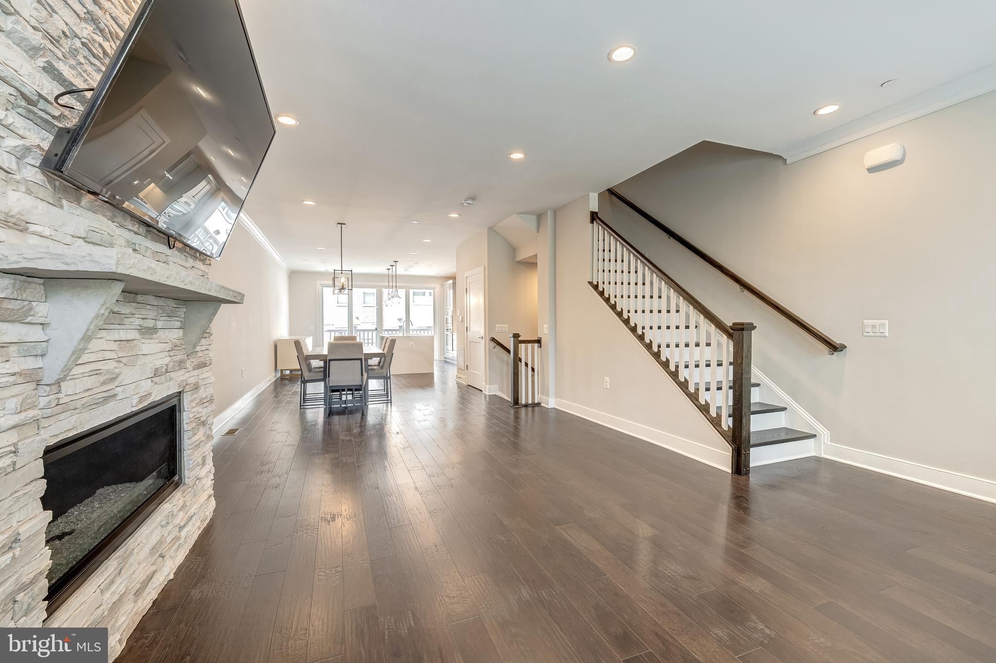 THE TOWNES AT GROSVENOR PLACE - Residential