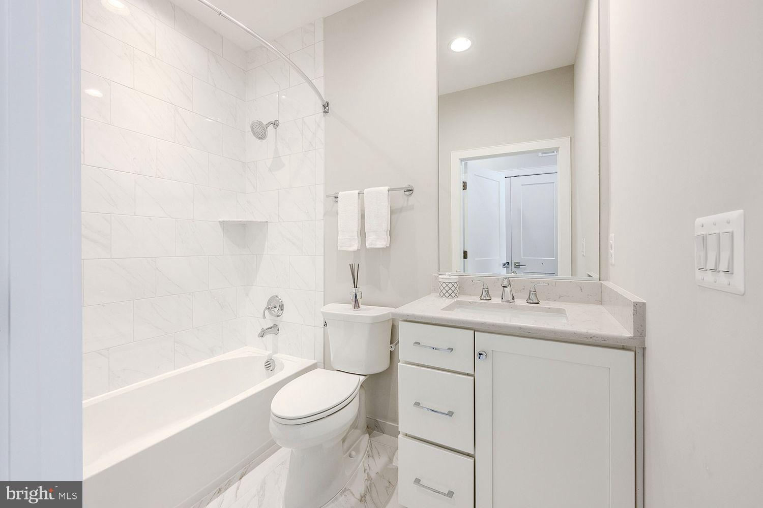 THE TOWNES AT GROSVENOR PLACE - Residential