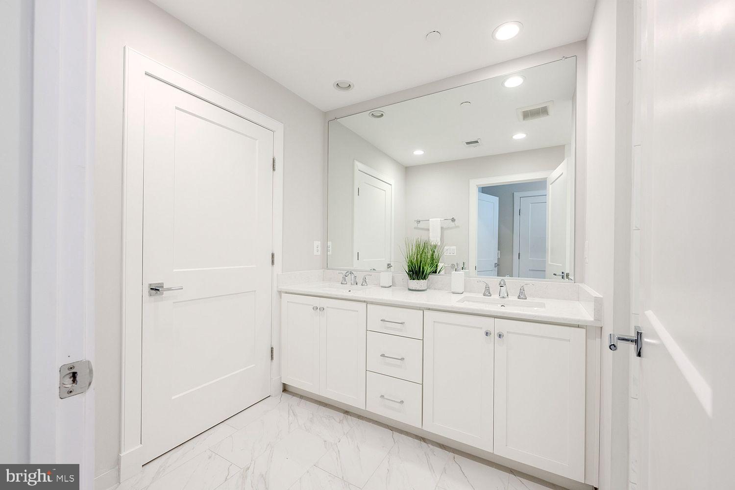 THE TOWNES AT GROSVENOR PLACE - Residential