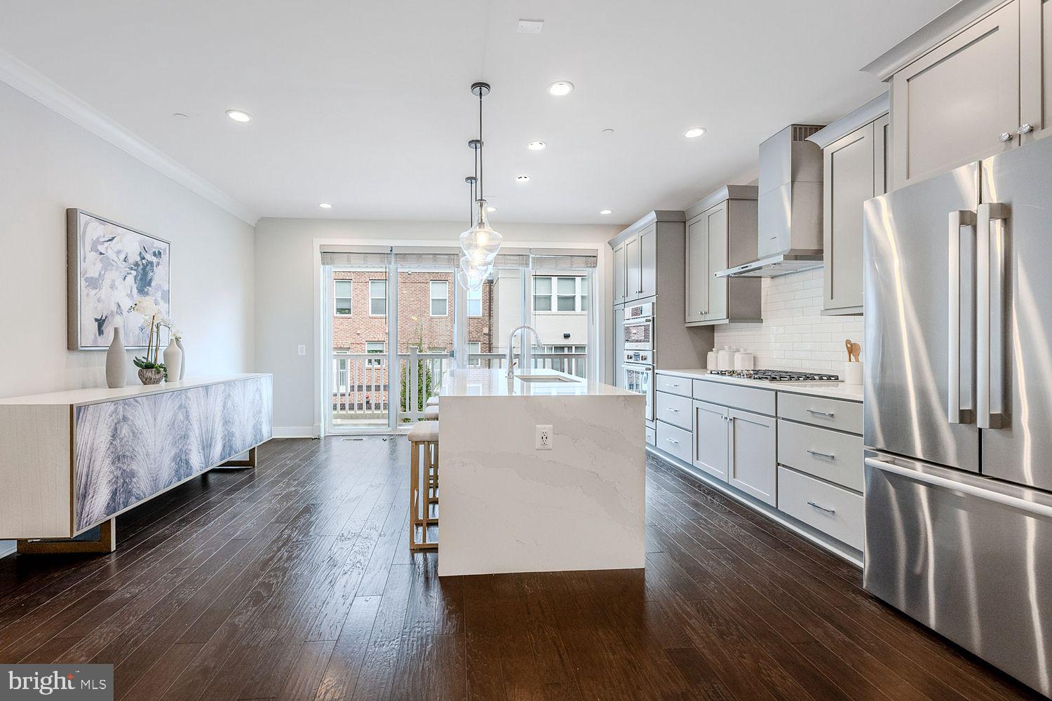 THE TOWNES AT GROSVENOR PLACE - Residential