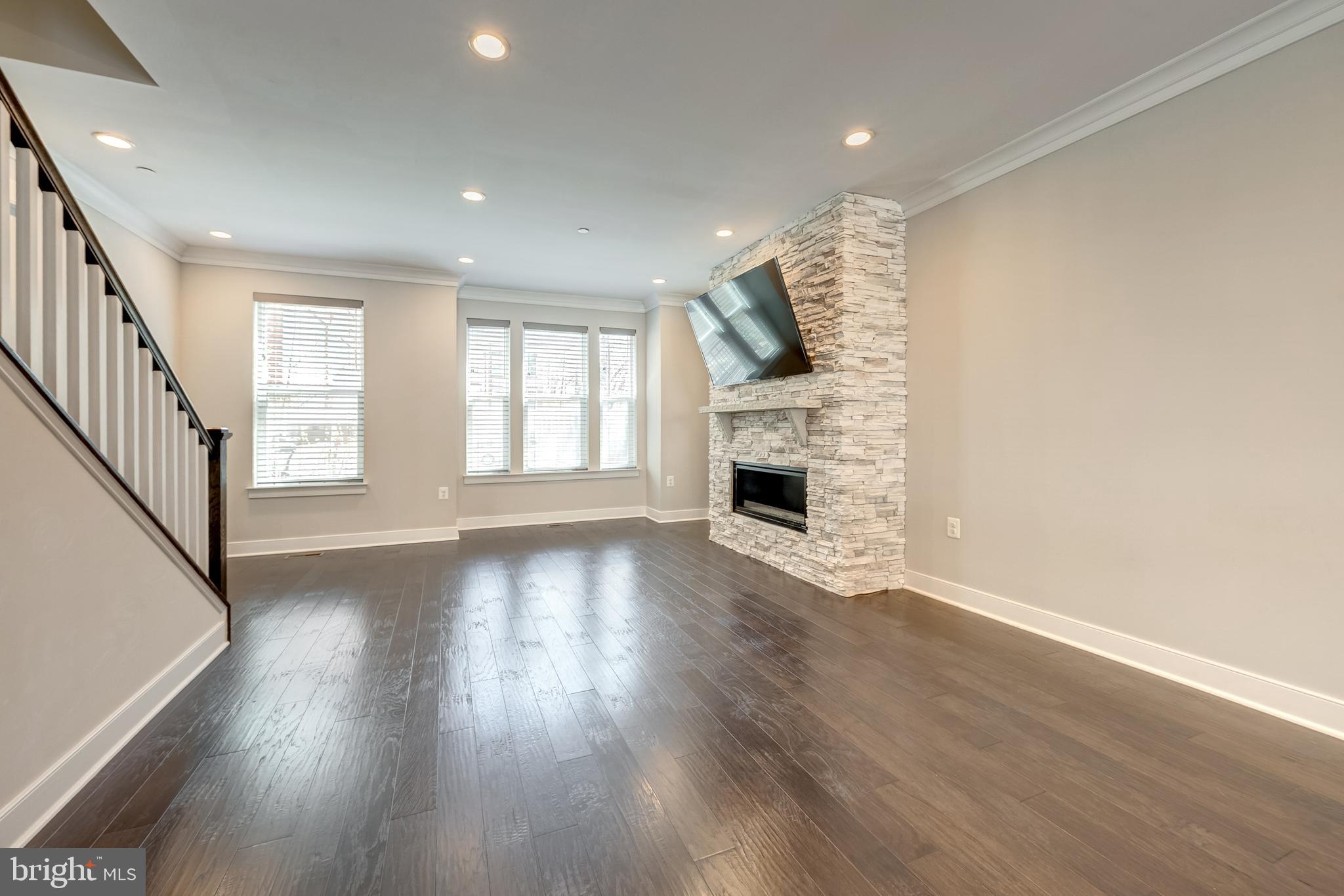 THE TOWNES AT GROSVENOR PLACE - Residential