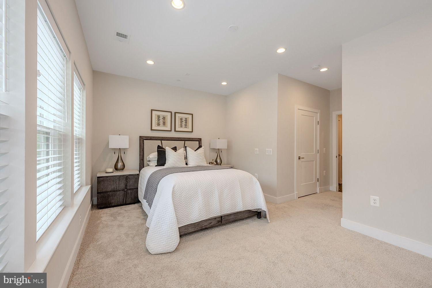 THE TOWNES AT GROSVENOR PLACE - Residential