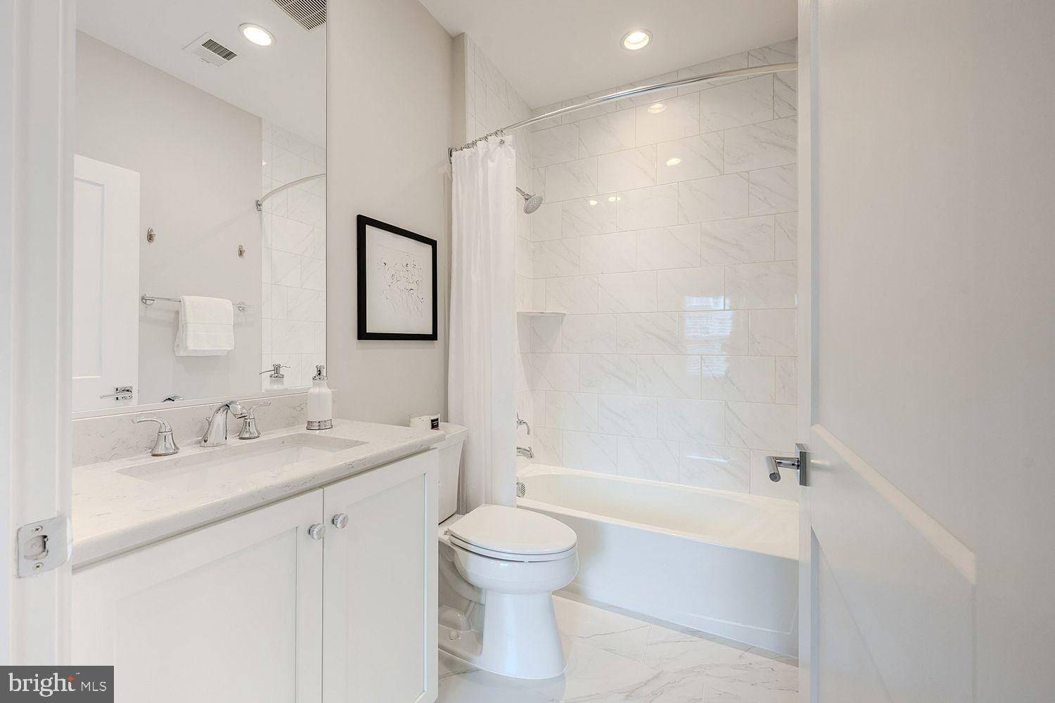 THE TOWNES AT GROSVENOR PLACE - Residential