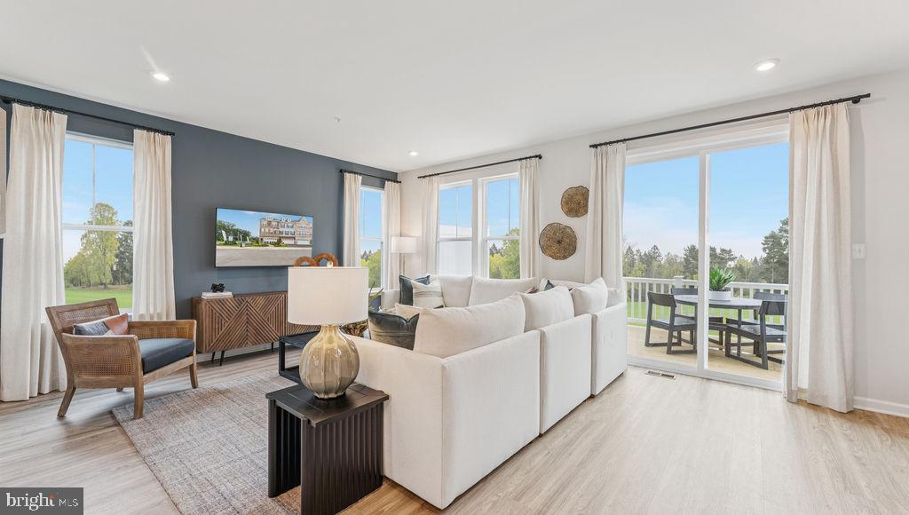 LAUREL OAKS - Residential
