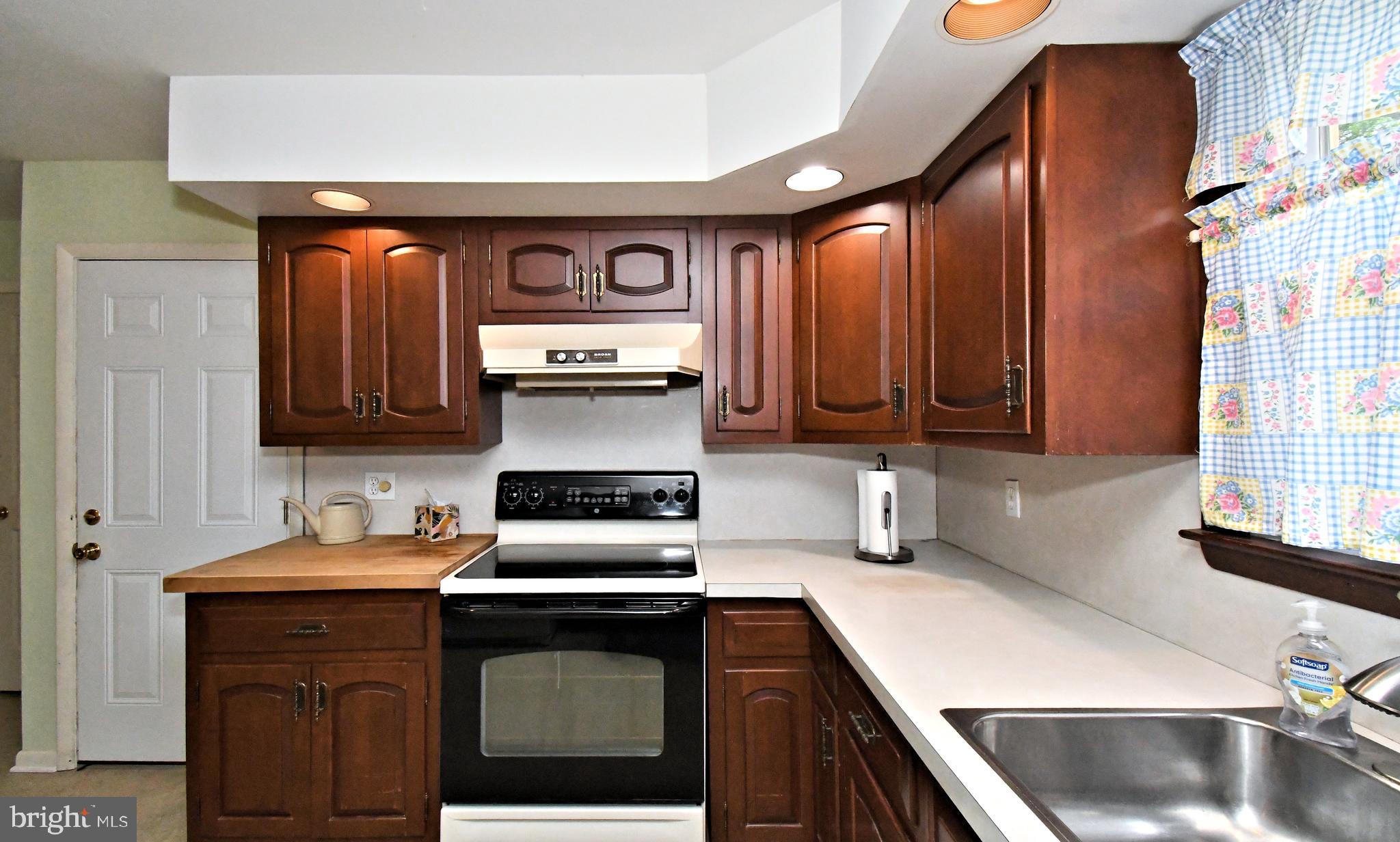 FOX CHASE MANOR - Residential