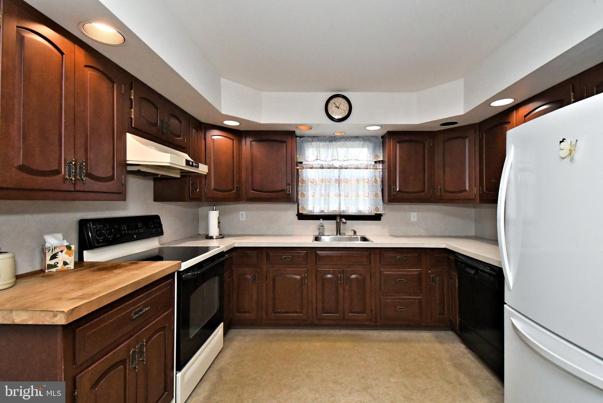FOX CHASE MANOR - Residential