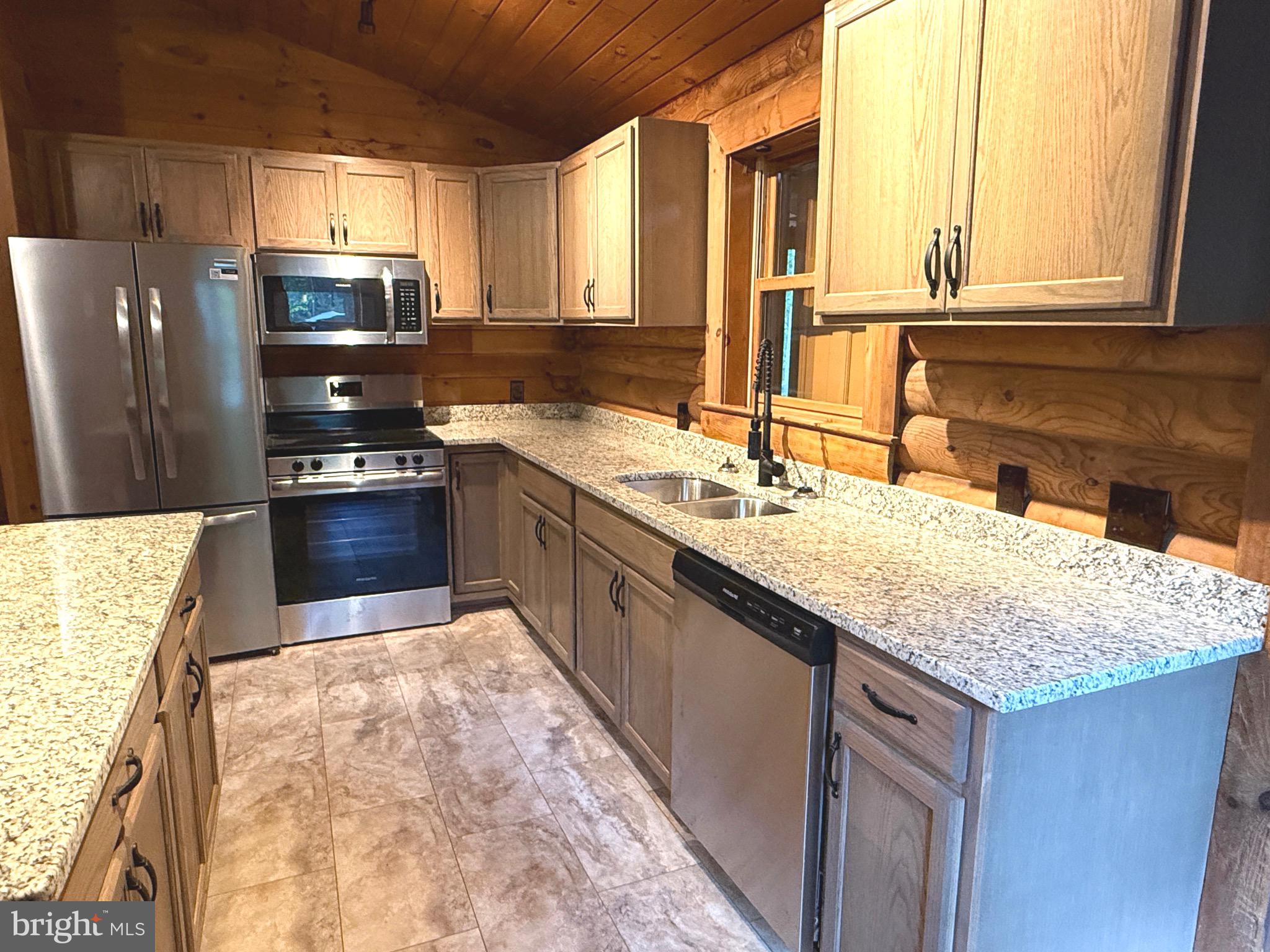 SLEEPY CREEK MOUNTAIN RETREAT - Residential
