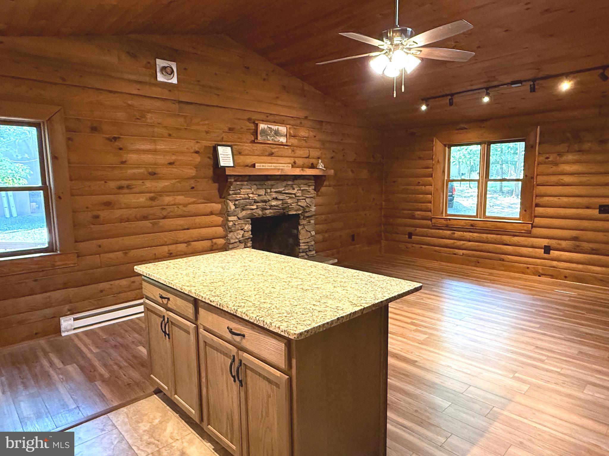 SLEEPY CREEK MOUNTAIN RETREAT - Residential