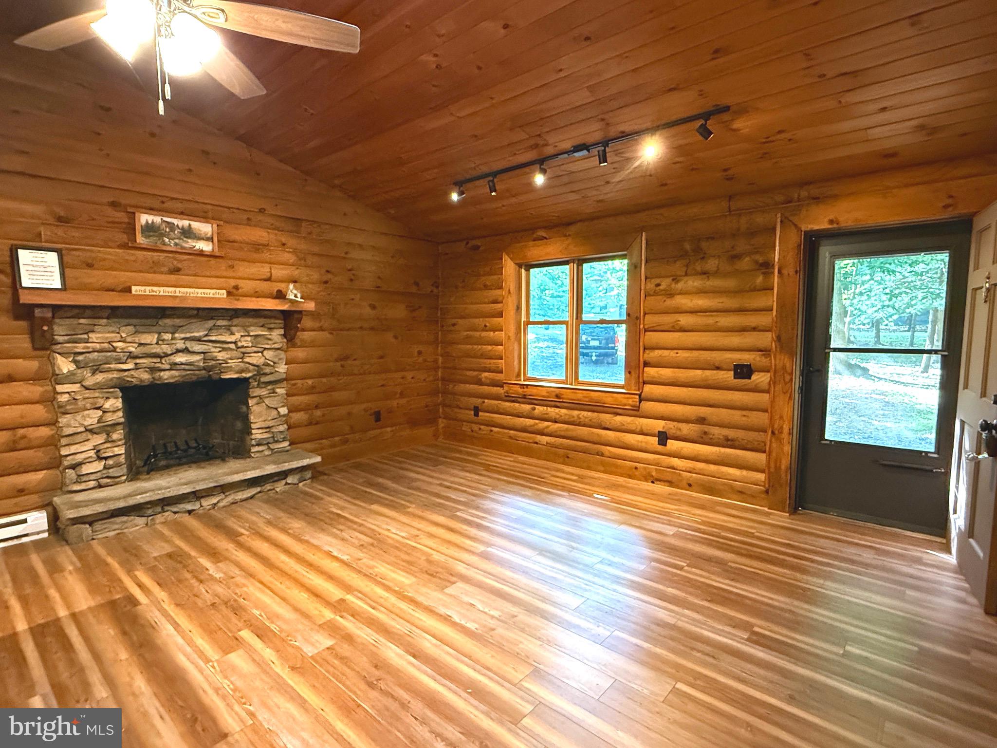 SLEEPY CREEK MOUNTAIN RETREAT - Residential