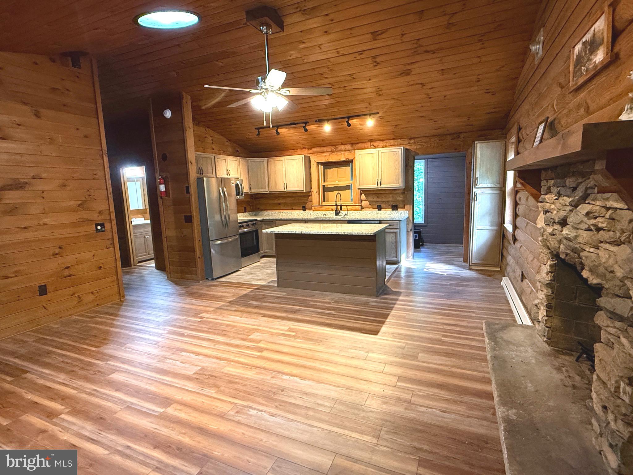 SLEEPY CREEK MOUNTAIN RETREAT - Residential