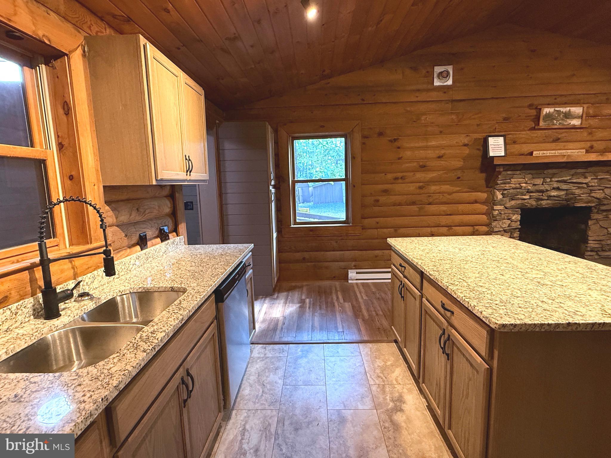 SLEEPY CREEK MOUNTAIN RETREAT - Residential