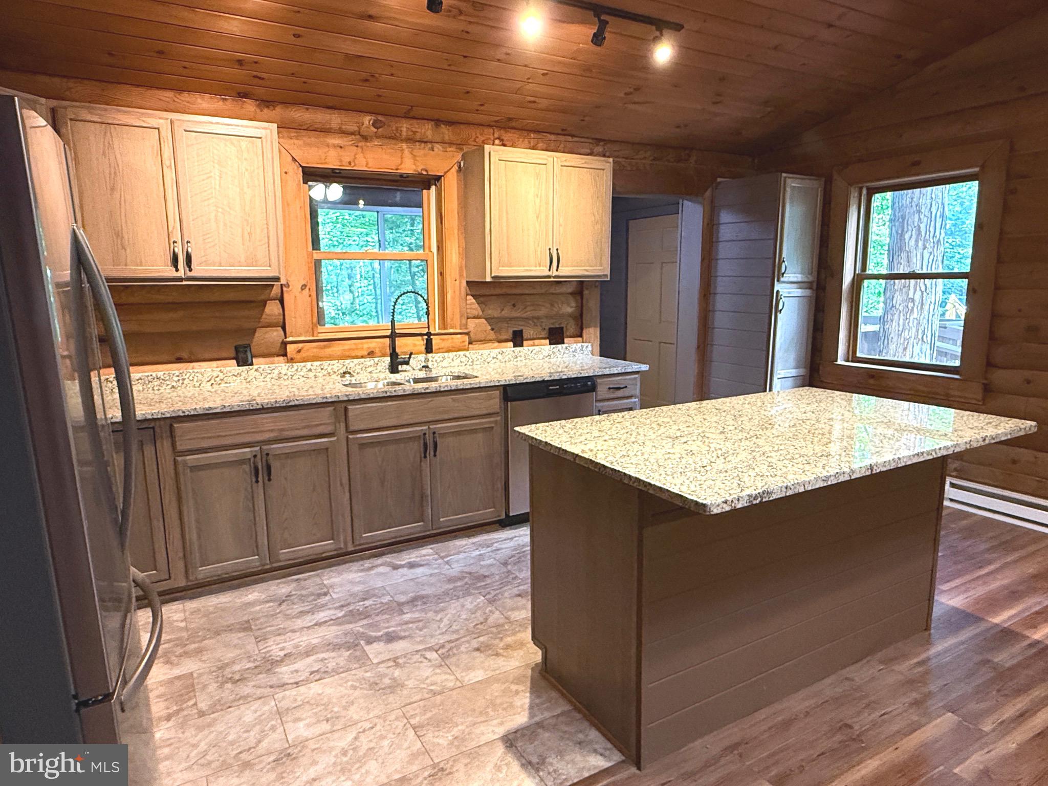 SLEEPY CREEK MOUNTAIN RETREAT - Residential