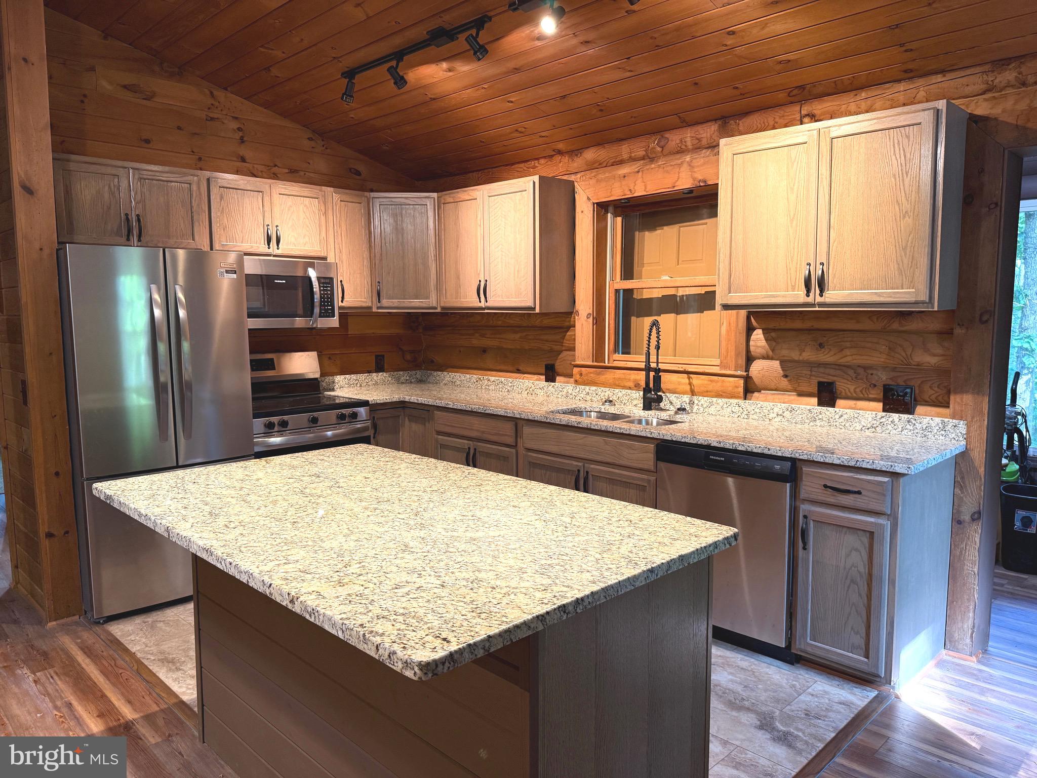 SLEEPY CREEK MOUNTAIN RETREAT - Residential