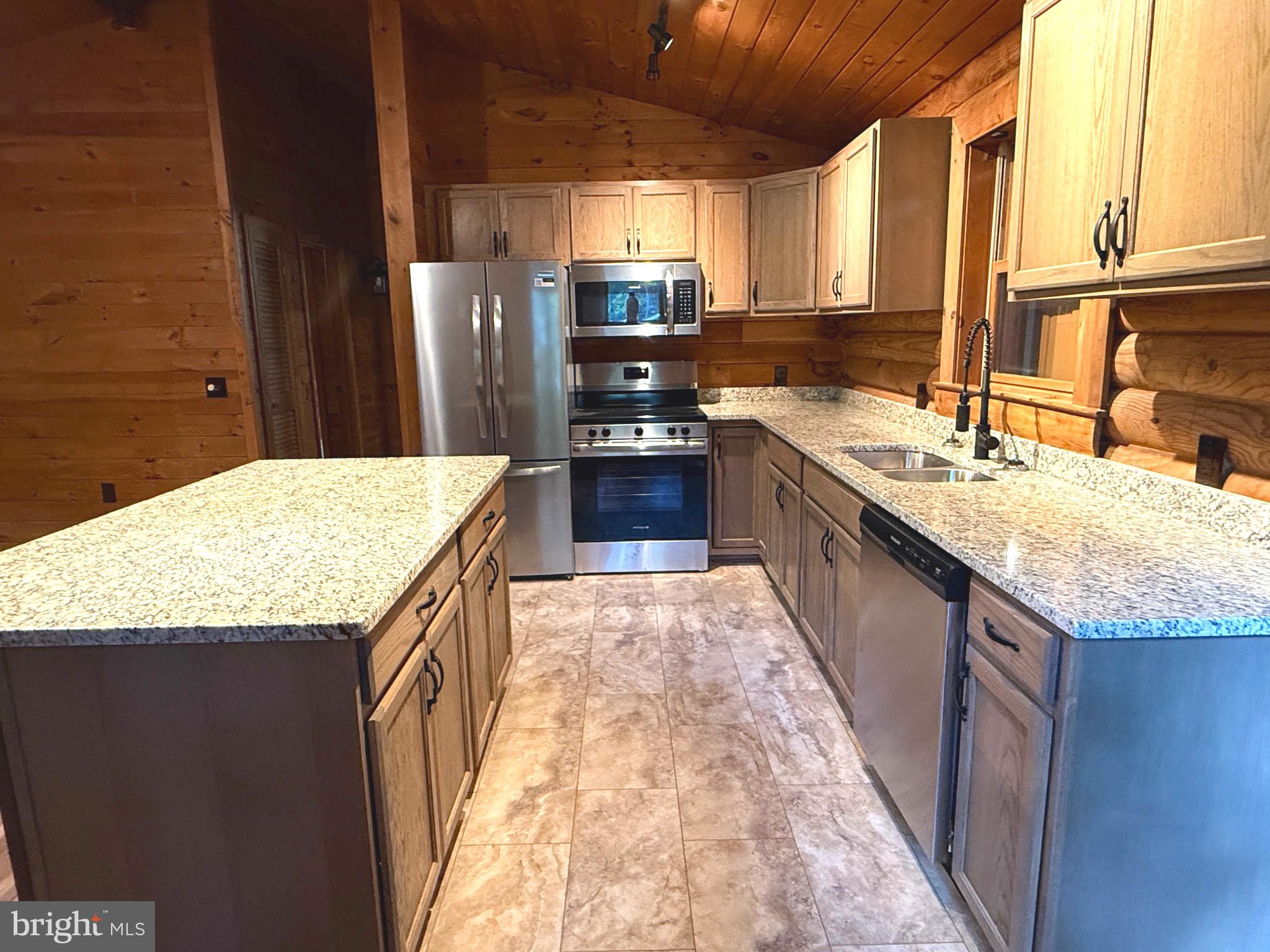 SLEEPY CREEK MOUNTAIN RETREAT - Residential