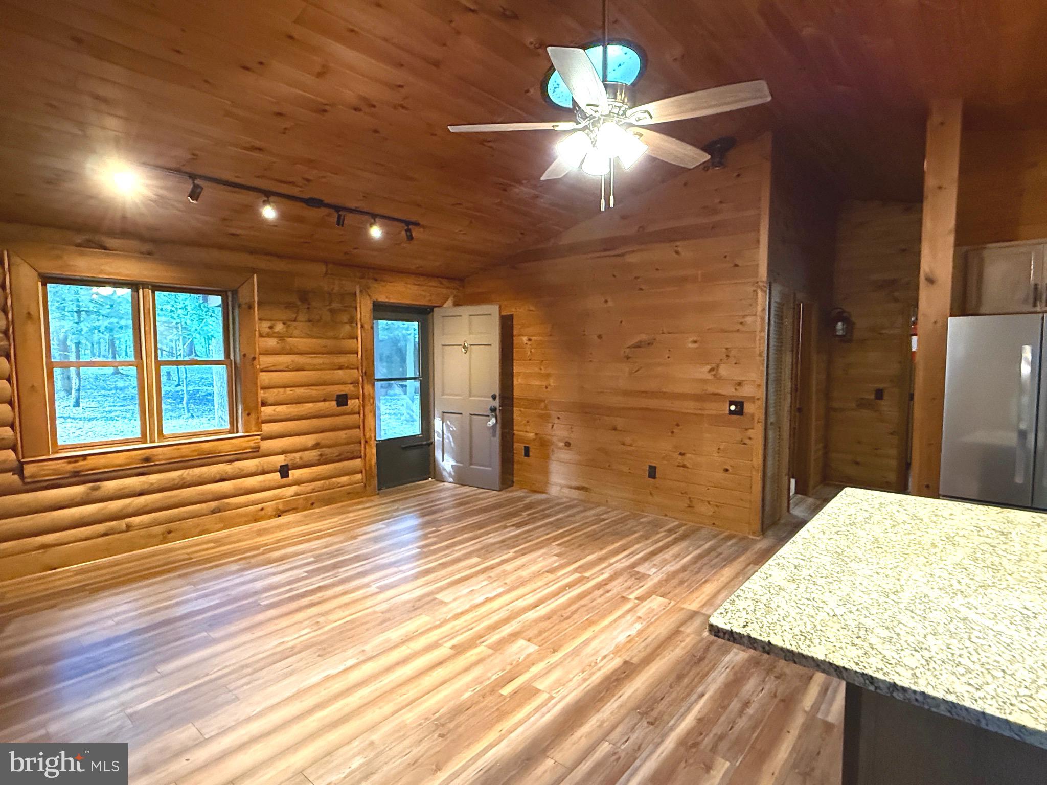 SLEEPY CREEK MOUNTAIN RETREAT - Residential