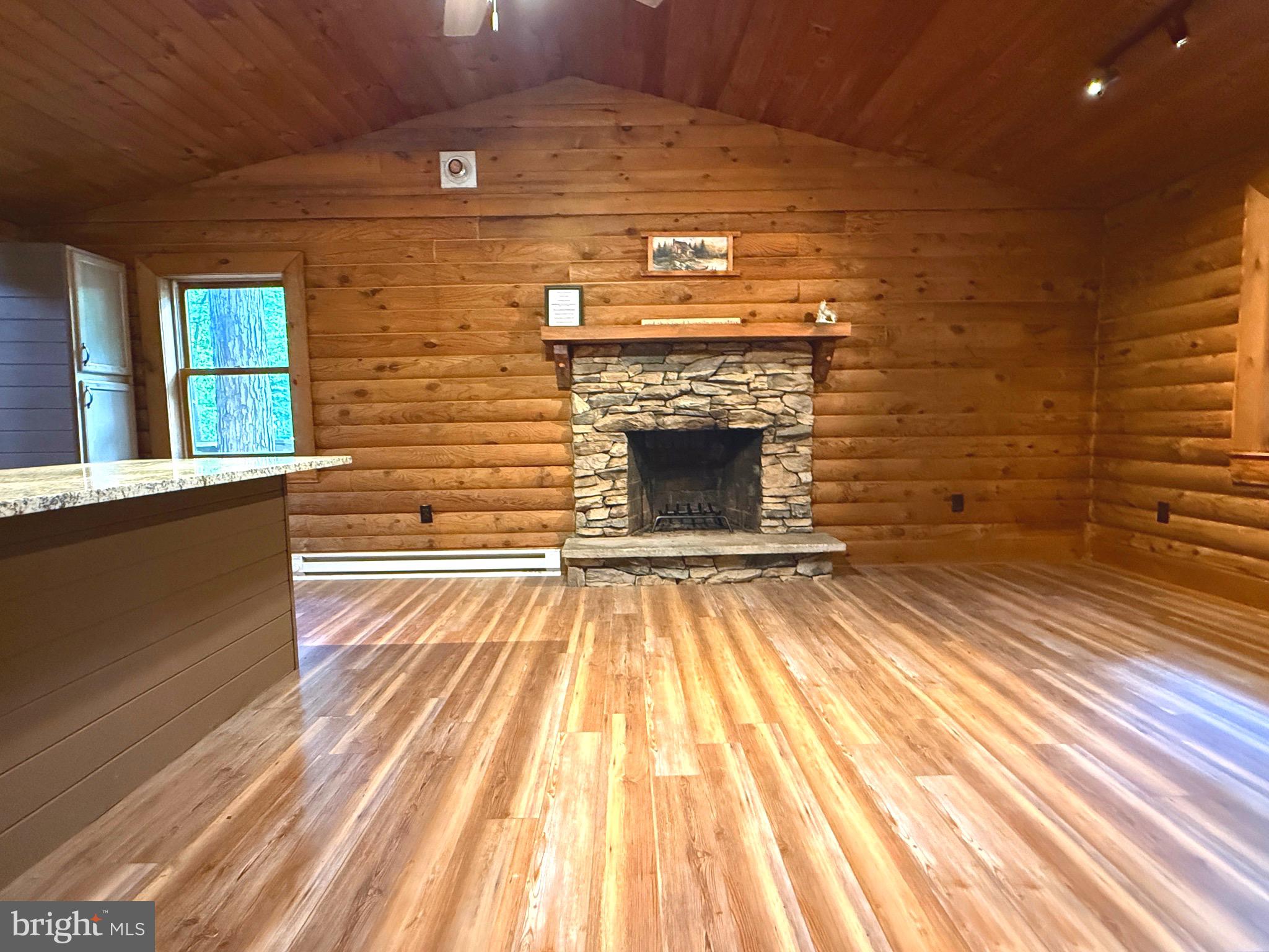 SLEEPY CREEK MOUNTAIN RETREAT - Residential