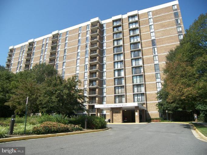 Large Spacious One Bedroom Deluxe on Top Floor of Idylwood Towers Condominium,  Freshly painted , new laminated floors. 2 mile from Tyson Corners, 3 blocks from Whole Foods, I-66, Trader Joe's.  ONE Mile to WFC Metrorail Stn, on bus line!  Rent includes all utilities!  Vacant and available .  IN UNIT Washer & Dryer.
Top Floor View of Morning Sun.  Move-in fee $300.00 TOTAL