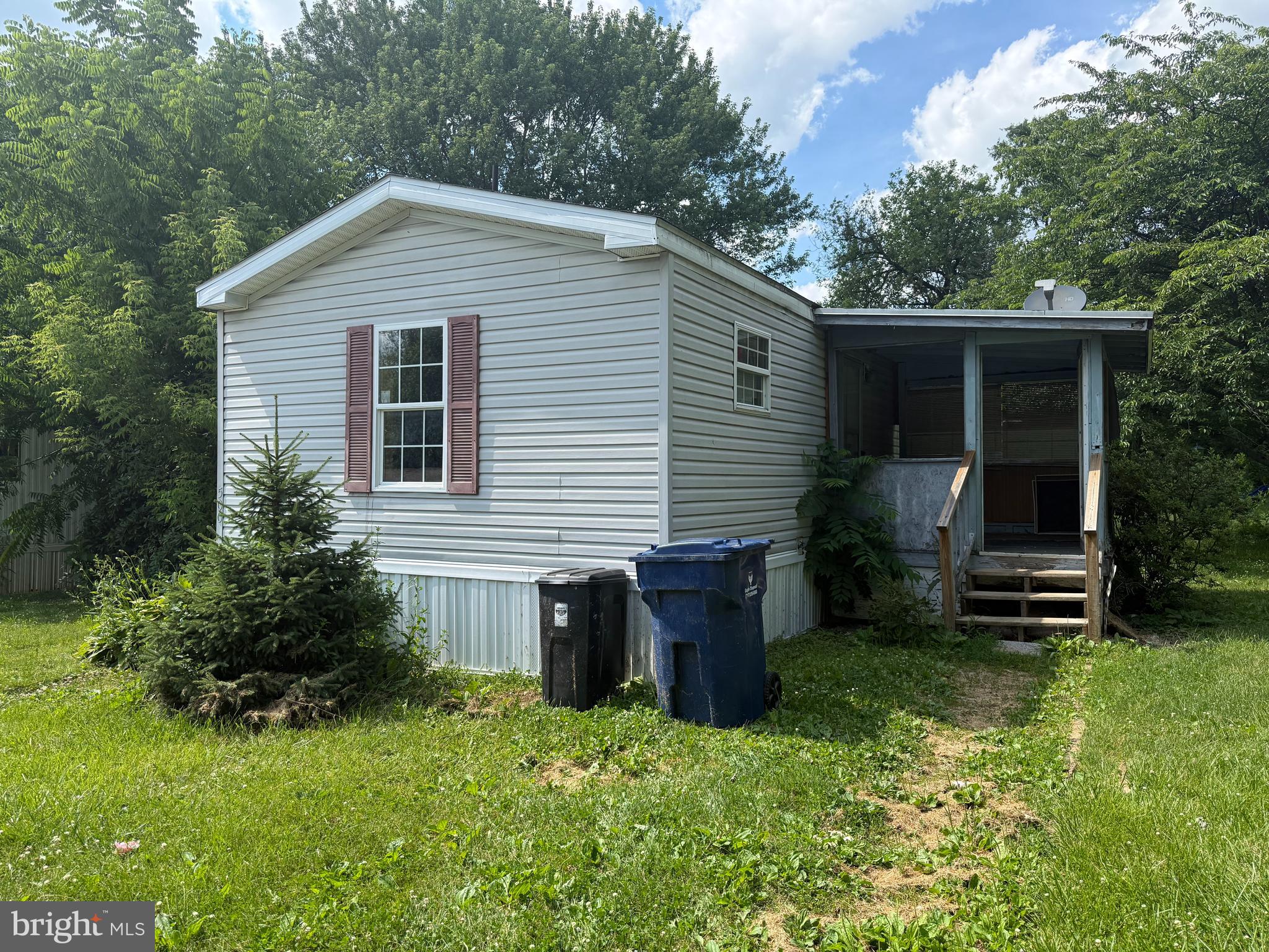 Get your hammer and nails ready for this handyman/investor special! This 3BR 2Bath home sits on the back corner lot of Lincoln Crest Mobile Home community, offering not only more privacy but a large beautiful yard to enjoy it in. The home  is being sold AS IS but offers so much potential. Lot rent is $575/ month. Whether you're looking to flip for profit or renovate and bring your dream home vision to life you don't want to miss out on 500 Lissie Ln!